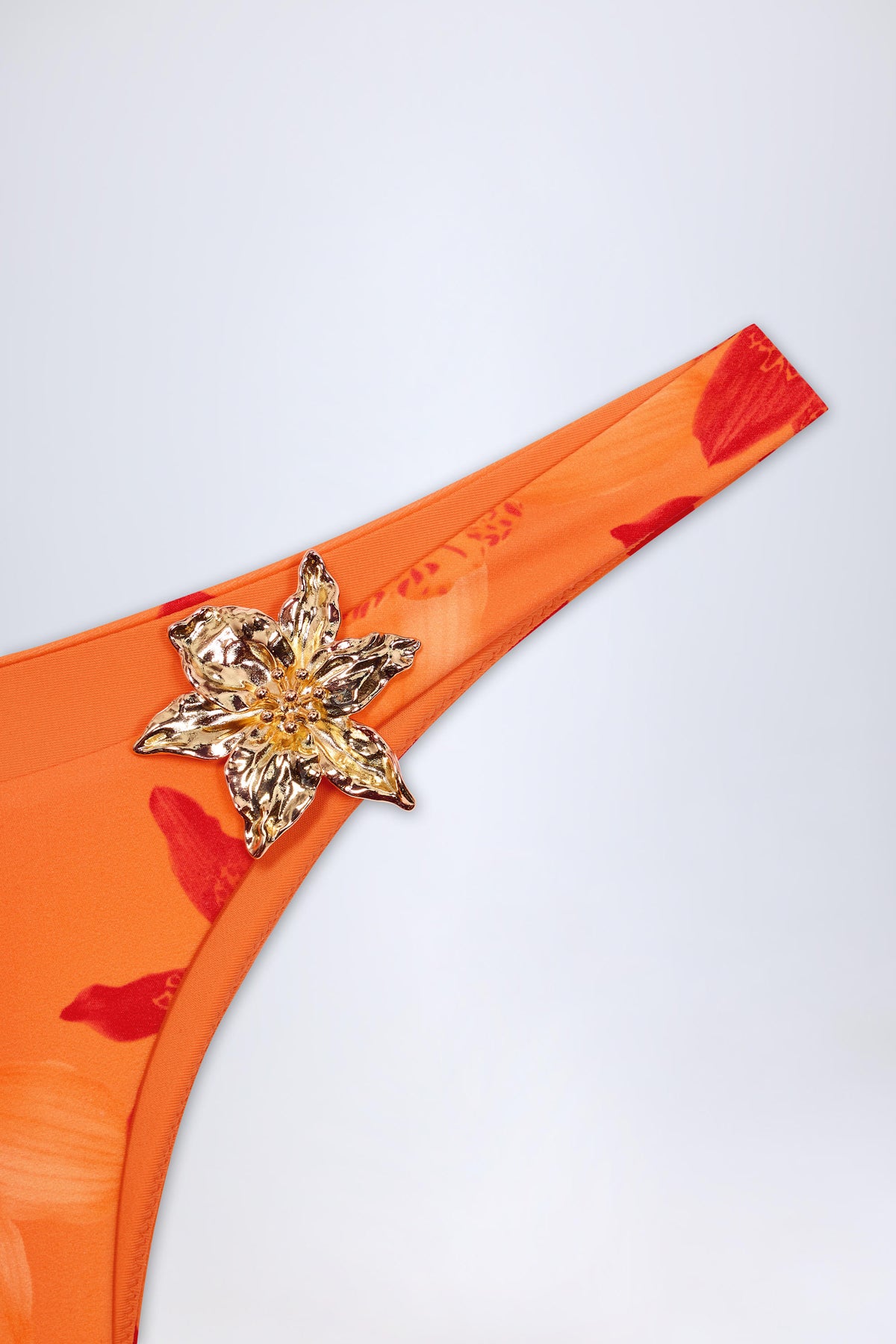⁣⁢Cheeky-Bikinihose mit Metalldetail im orangefarbenen Orchideenmuster⁤⁣