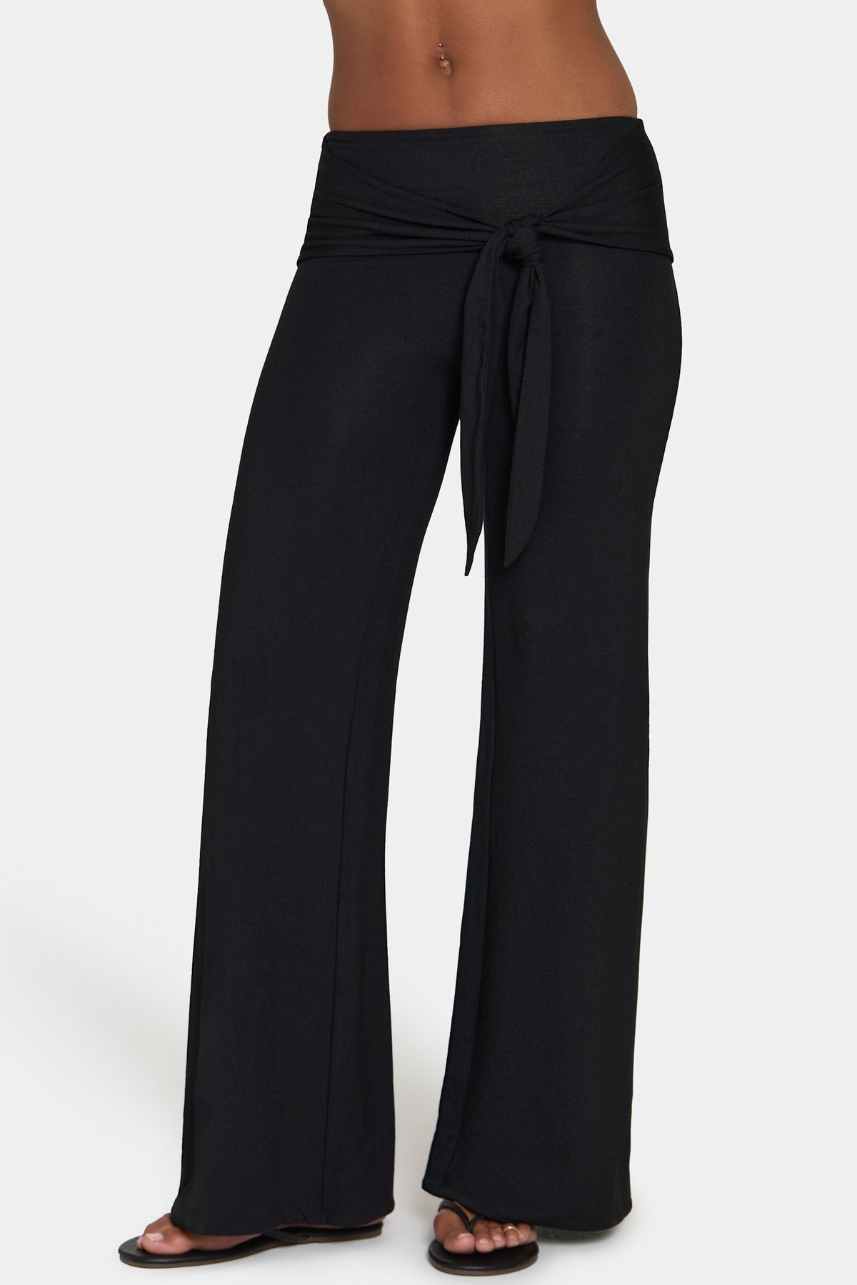 ⁣⁢ButterCloud™ Wide-Leg-Hose mit Bindegürtel in Schwarz⁤⁣