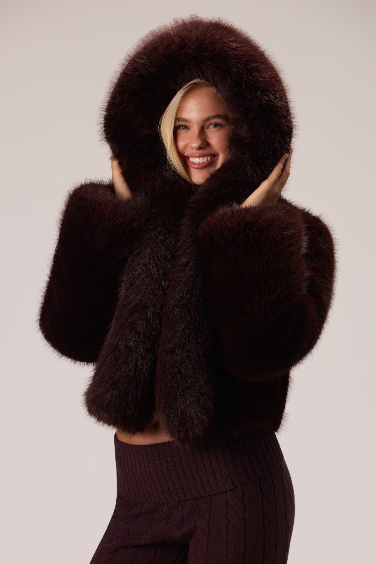 ⁣⁢Cropped Kapuzen-Kunstpelzjacke in Kakao⁤⁣ - 2