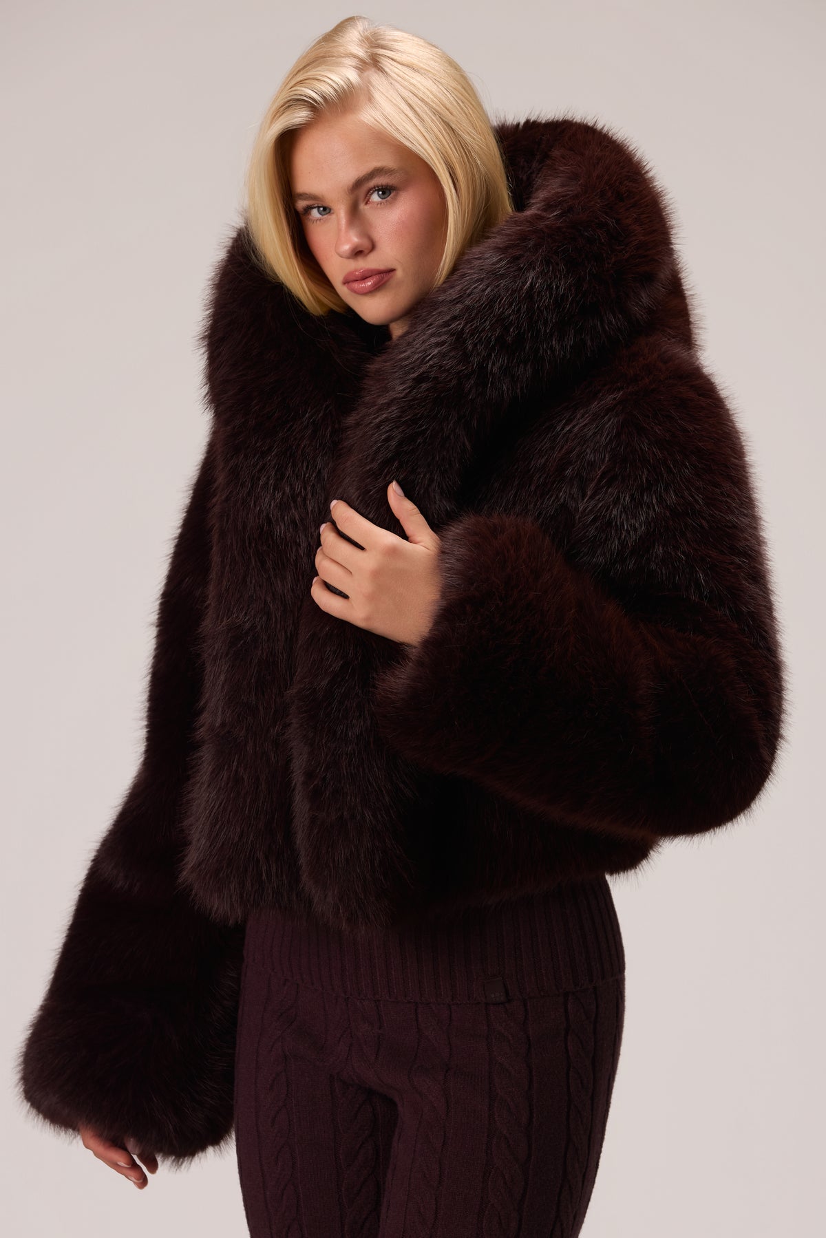 ⁣⁢Cropped Kapuzen-Kunstpelzjacke in Kakao⁤⁣ - 1