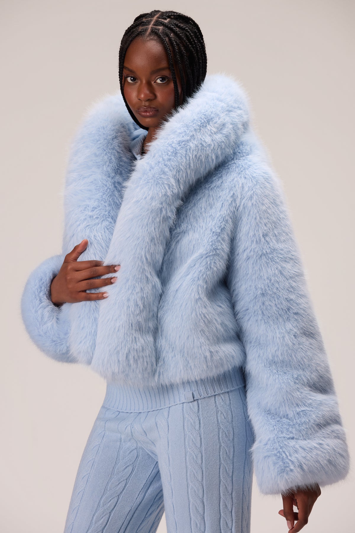 ⁣⁢Cropped Kunstpelzjacke mit Kapuze in Puderblau⁤⁣