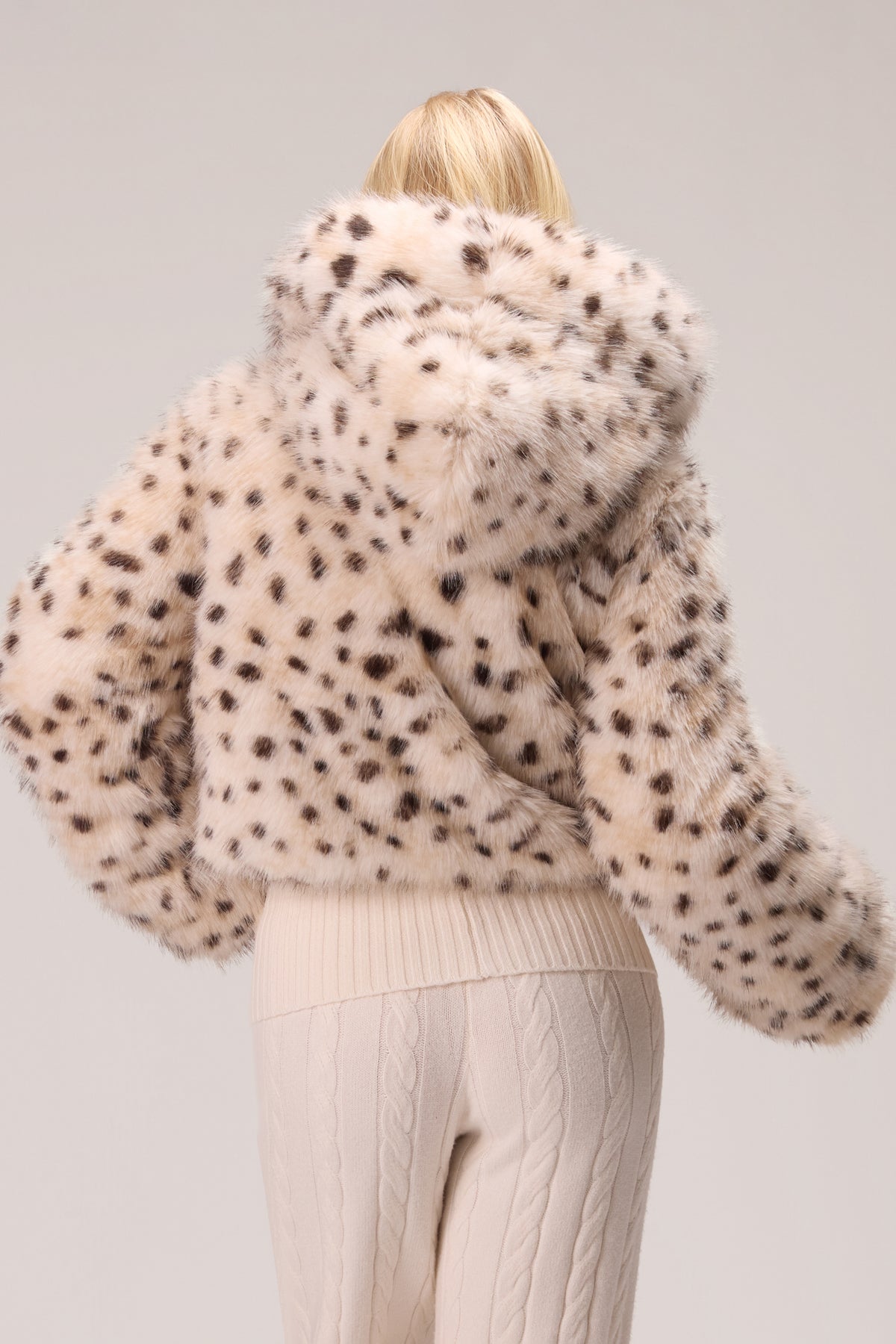 ⁣⁢Cropped Kapuzen-Kunstpelzjacke im Schneeleopardenmuster⁤⁣