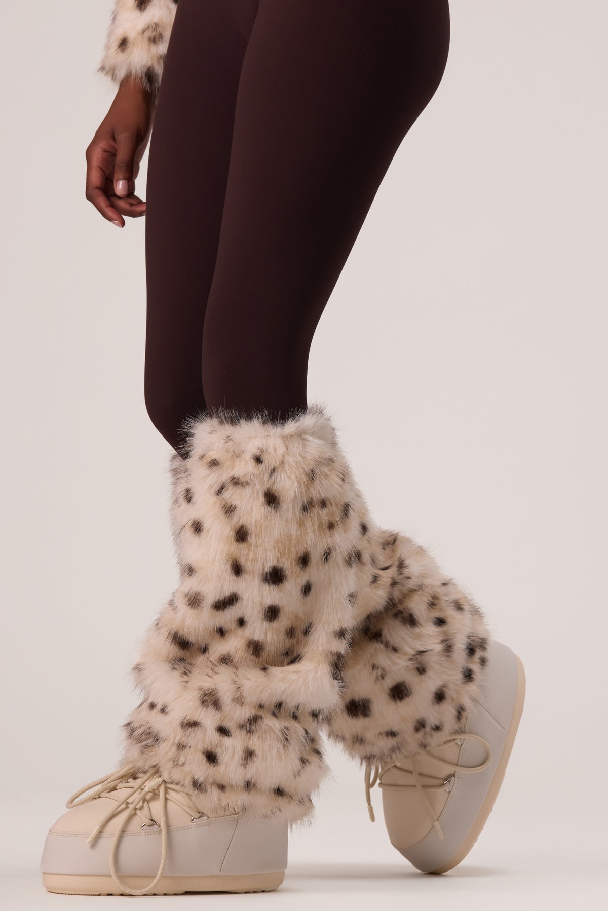 ⁣⁢Stiefelüberzieher aus Kunstpelz im Schneeleoparden-Look⁤⁣ - 1