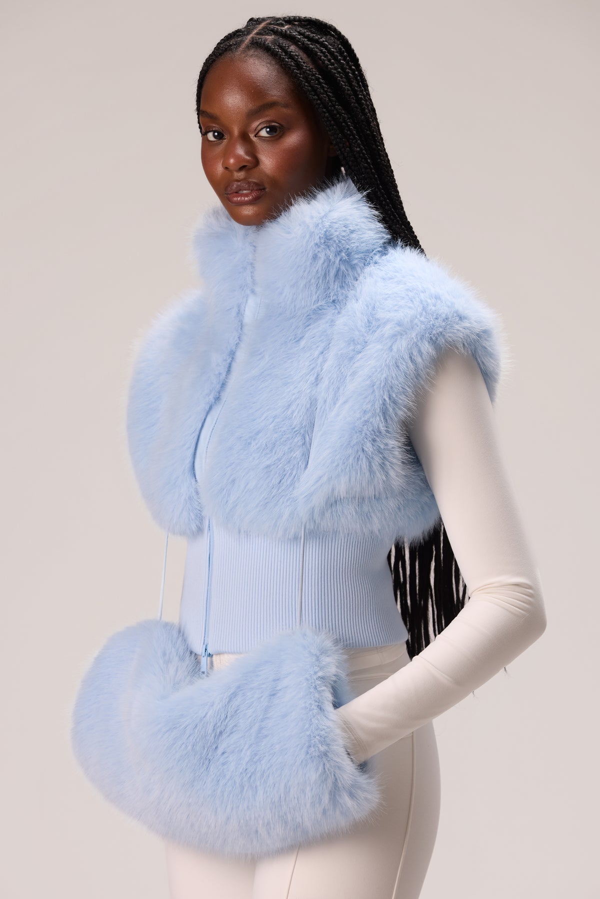 ⁣⁢Faux-Fur-Handwärmer in Puderblau⁤⁣
