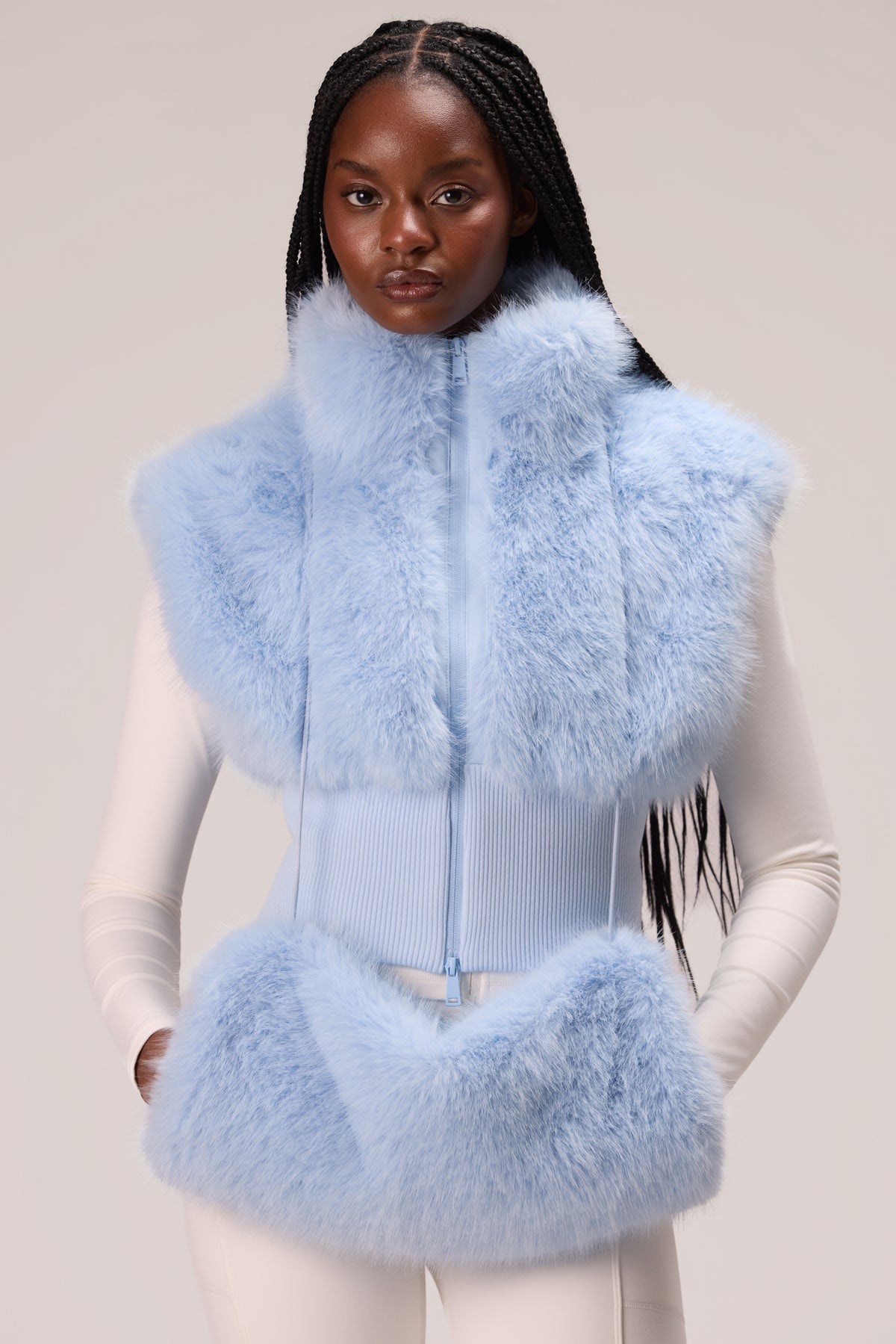 ⁣⁢Faux-Fur-Handwärmer in Puderblau⁤⁣