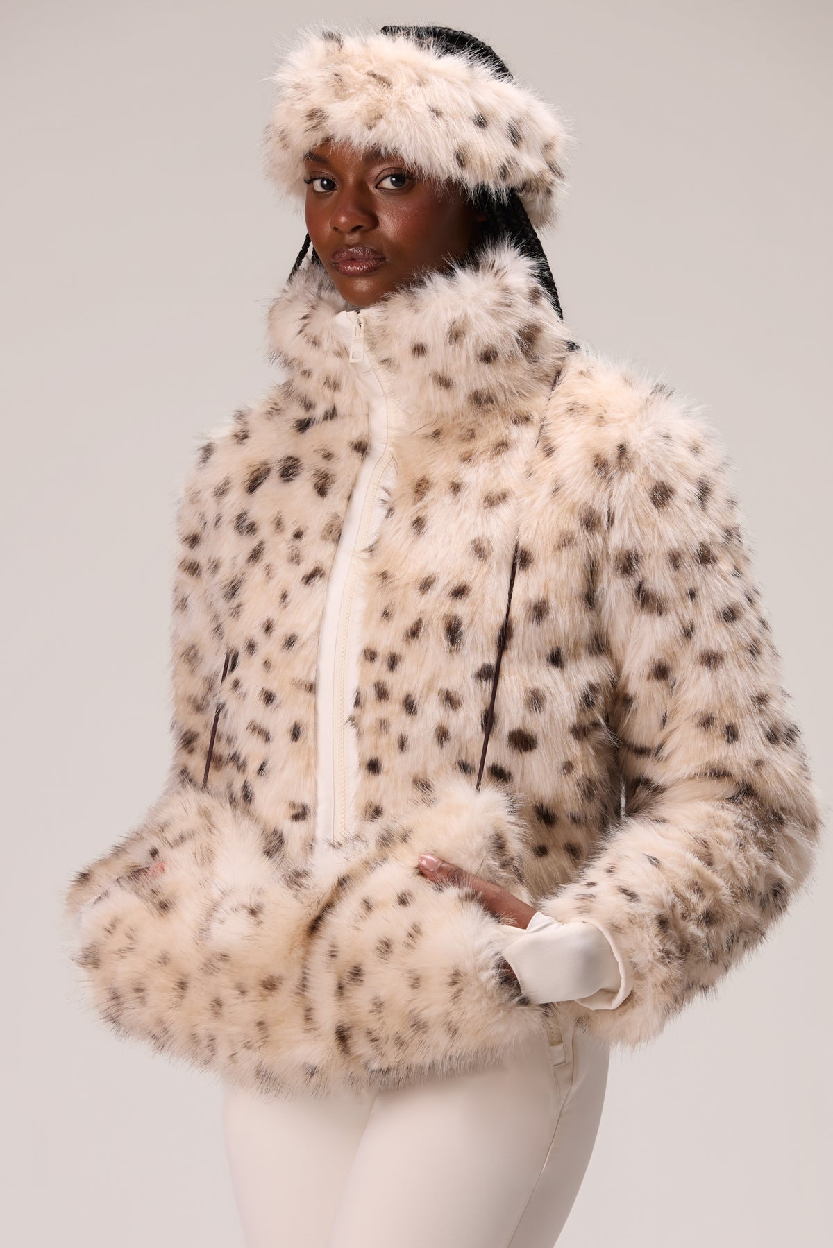 ⁣⁢Faux Fur Handwärmer in Snow Leopard⁤⁣