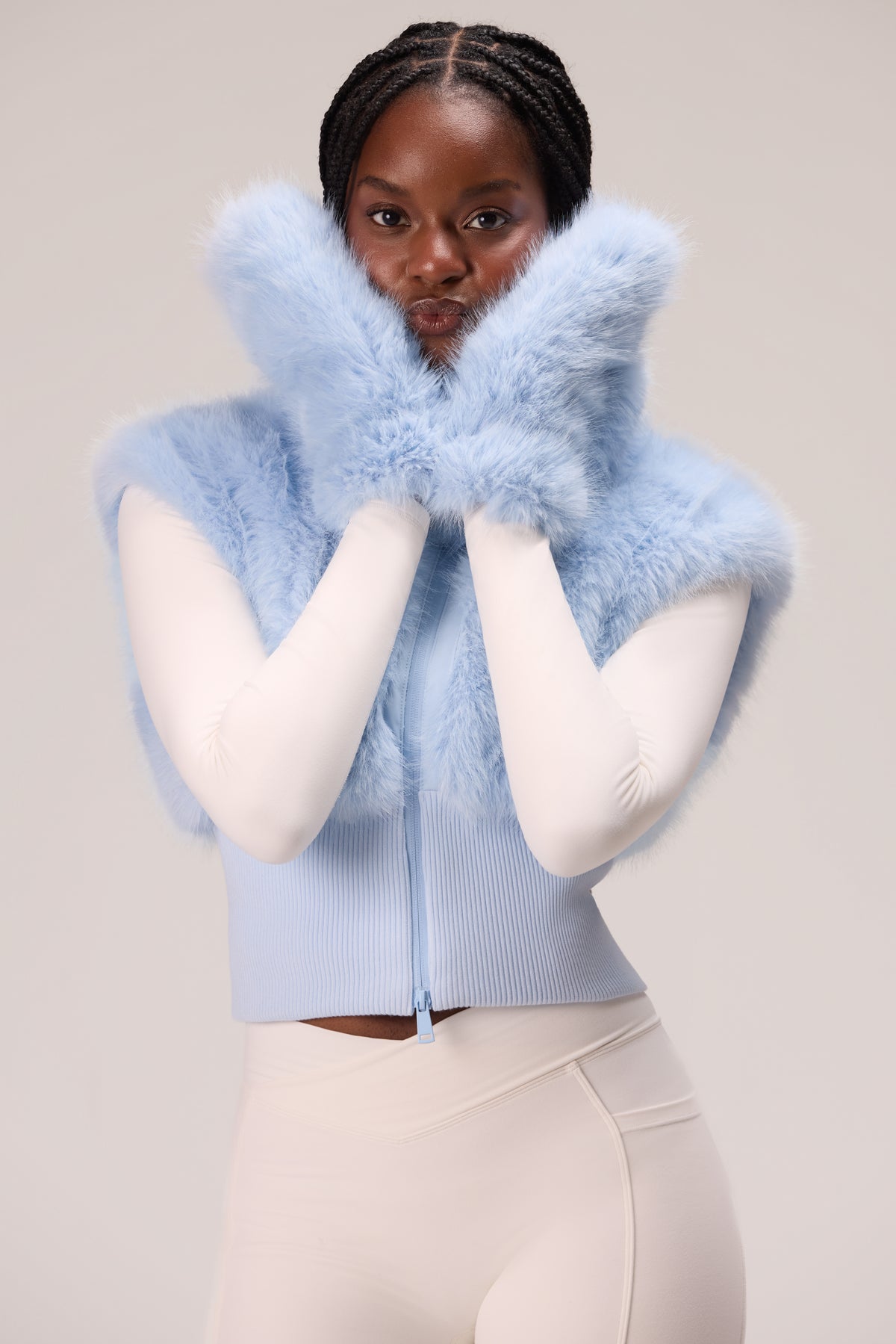⁣⁢Fäustlinge aus Kunstpelz in Powder Blue⁤⁣