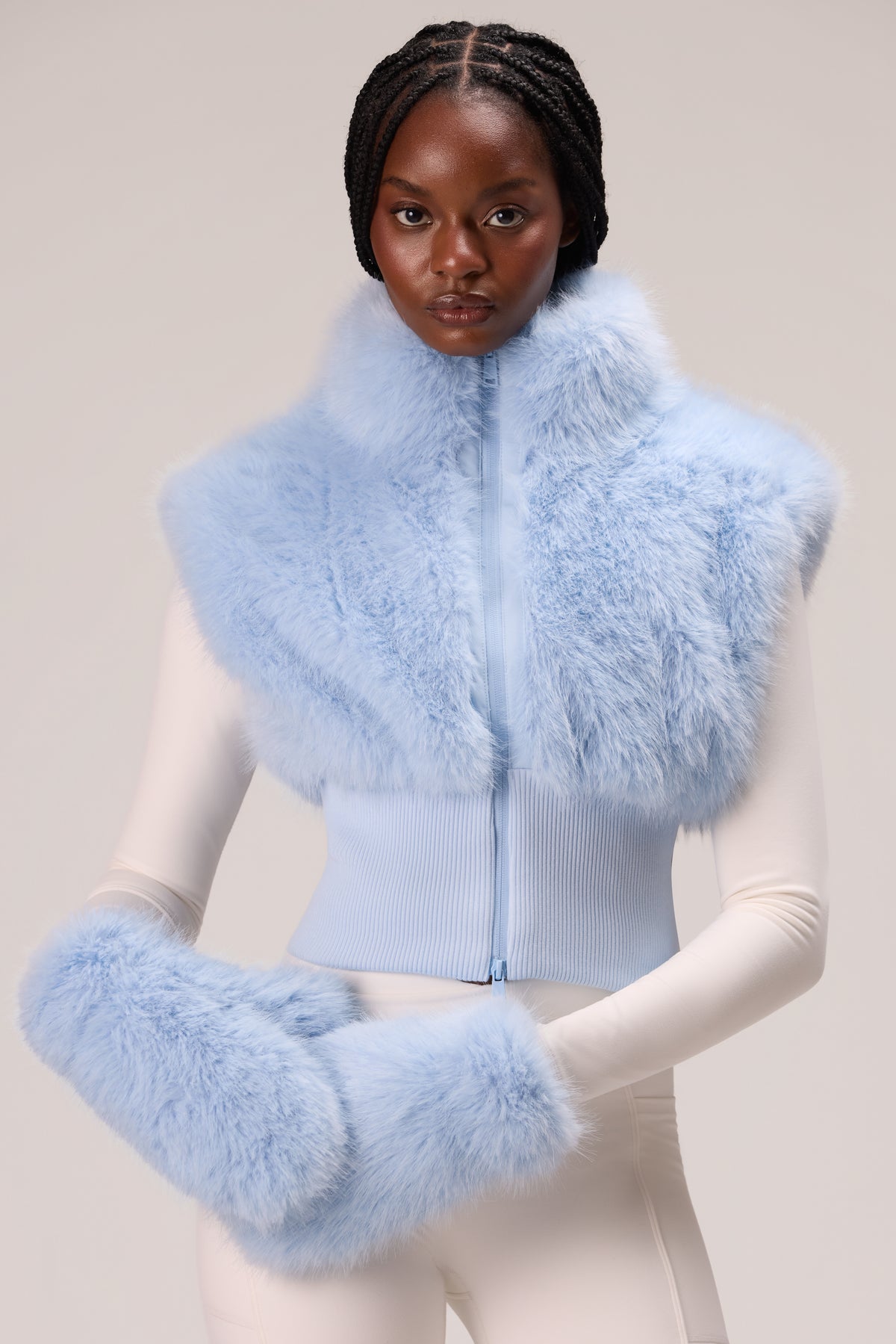 ⁣⁢Fäustlinge aus Kunstpelz in Powder Blue⁤⁣