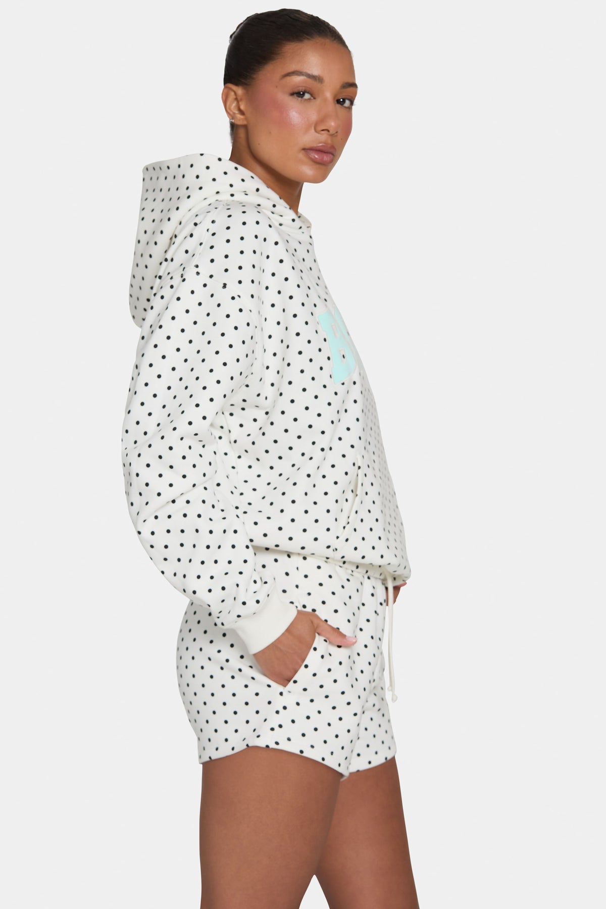 ⁣⁢Oversized-Hoodie mit Applikation mit schwarz-weißen Polka Dots⁤⁣