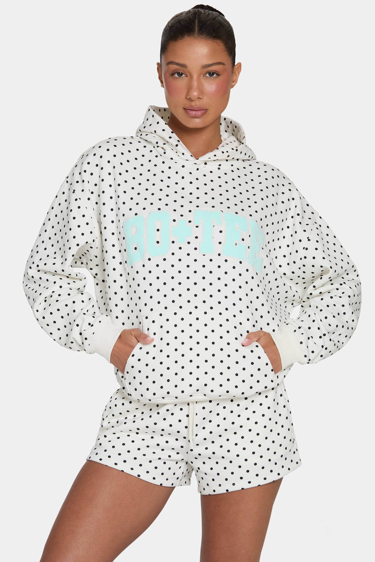 ⁣⁢Oversized-Hoodie mit Applikation mit schwarz-weißen Polka Dots⁤⁣