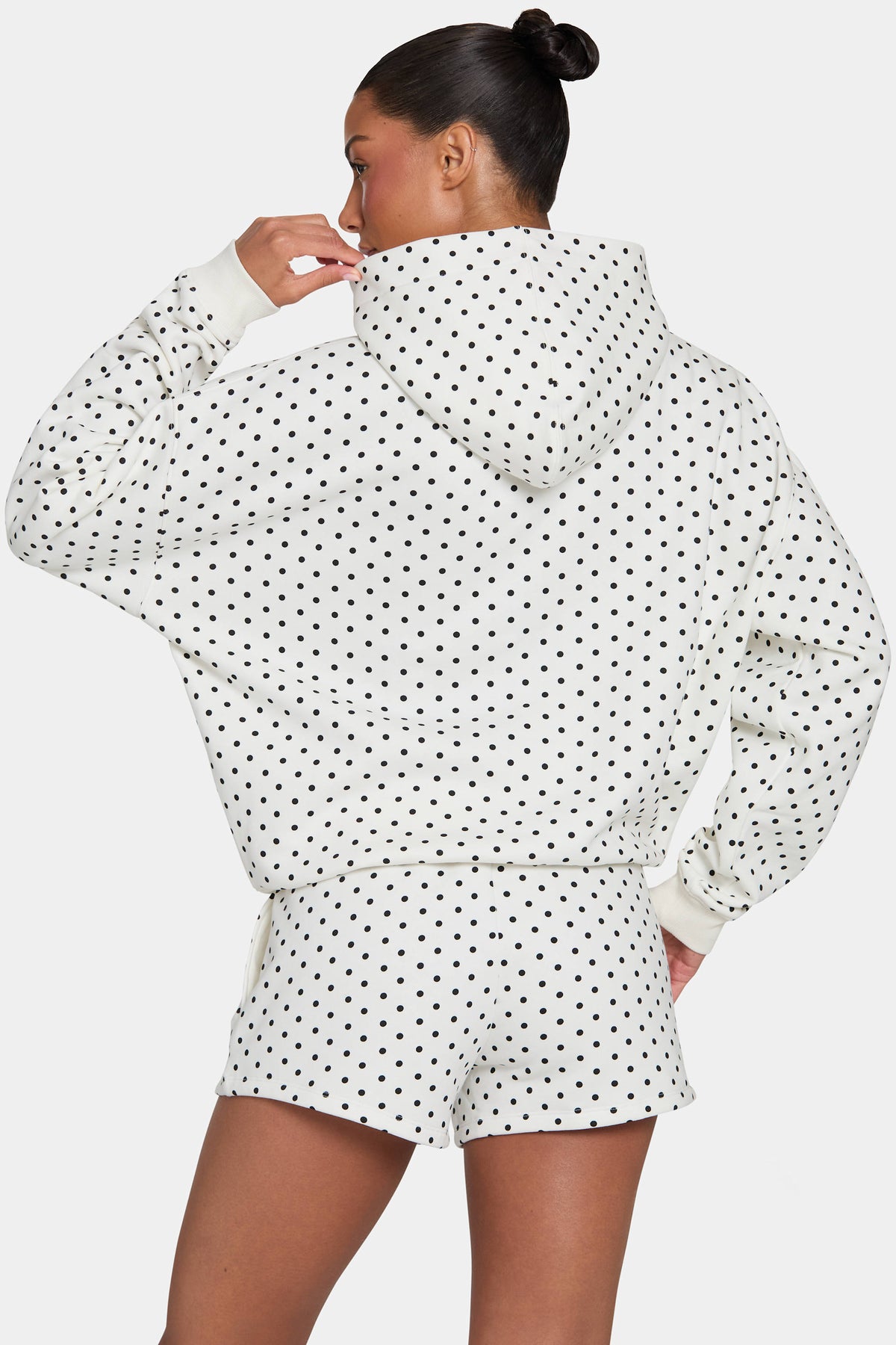 ⁣⁢Oversized-Hoodie mit Applikation in Monochromem Polka Dot⁤⁣ - 2