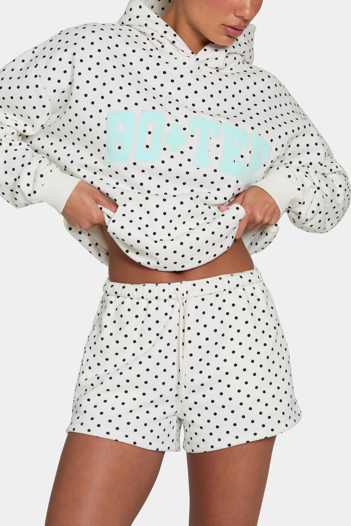⁣⁢Oversized-Hoodie mit Applikation mit schwarz-weißen Polka Dots⁤⁣