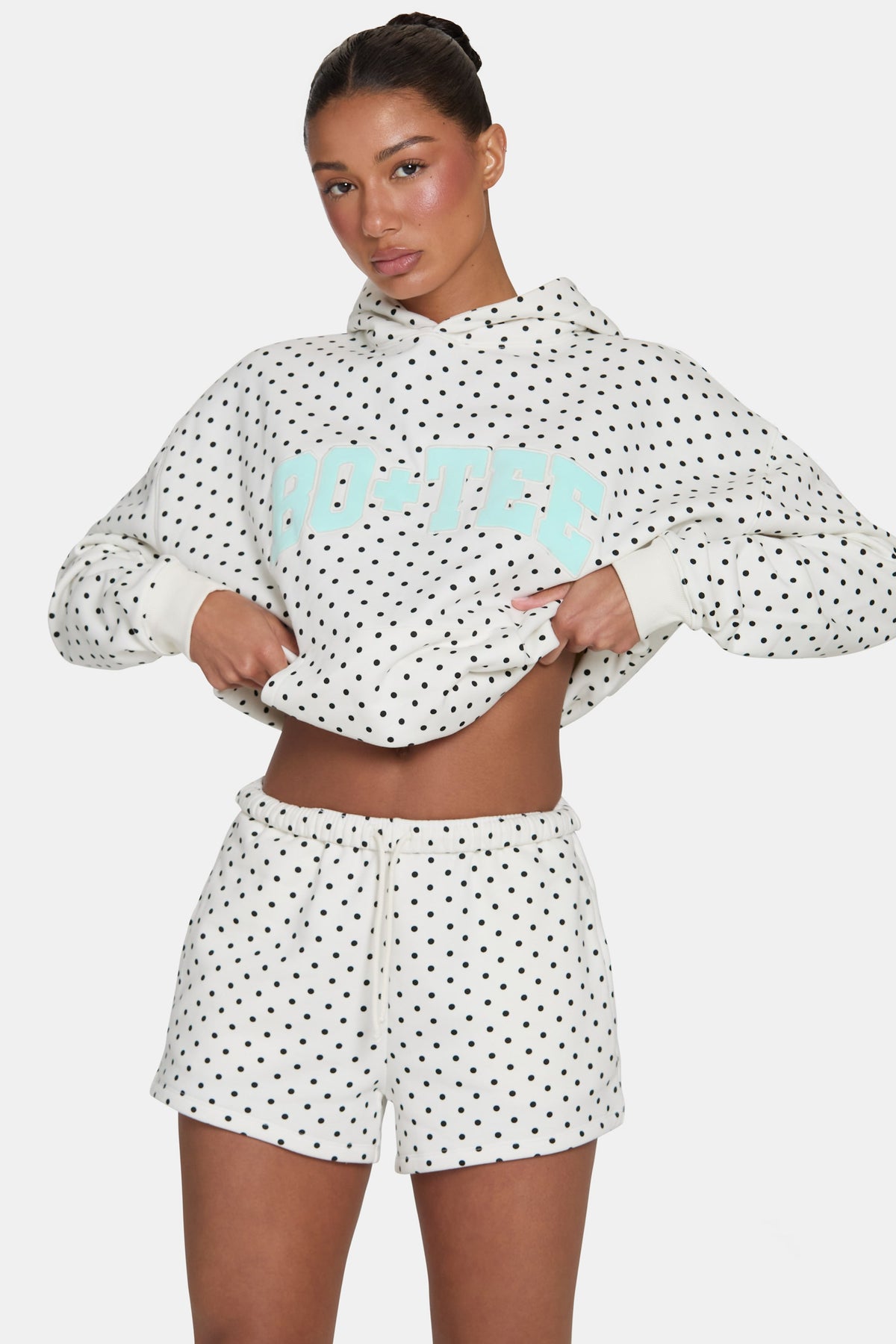 ⁣⁢Sweatshorts mit kokosweißen Polka Dots⁤⁣