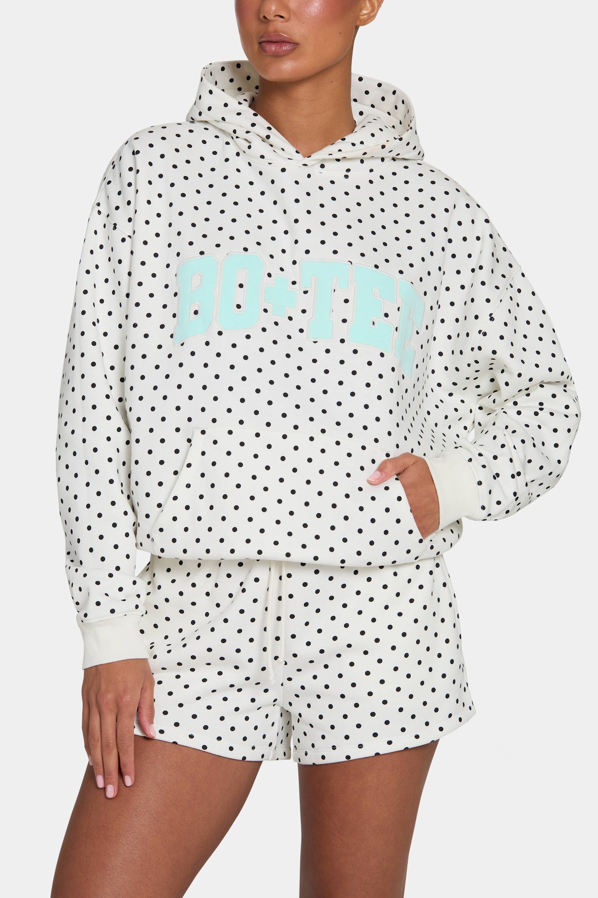 ⁣⁢Sweatshorts mit kokosweißen Polka Dots⁤⁣