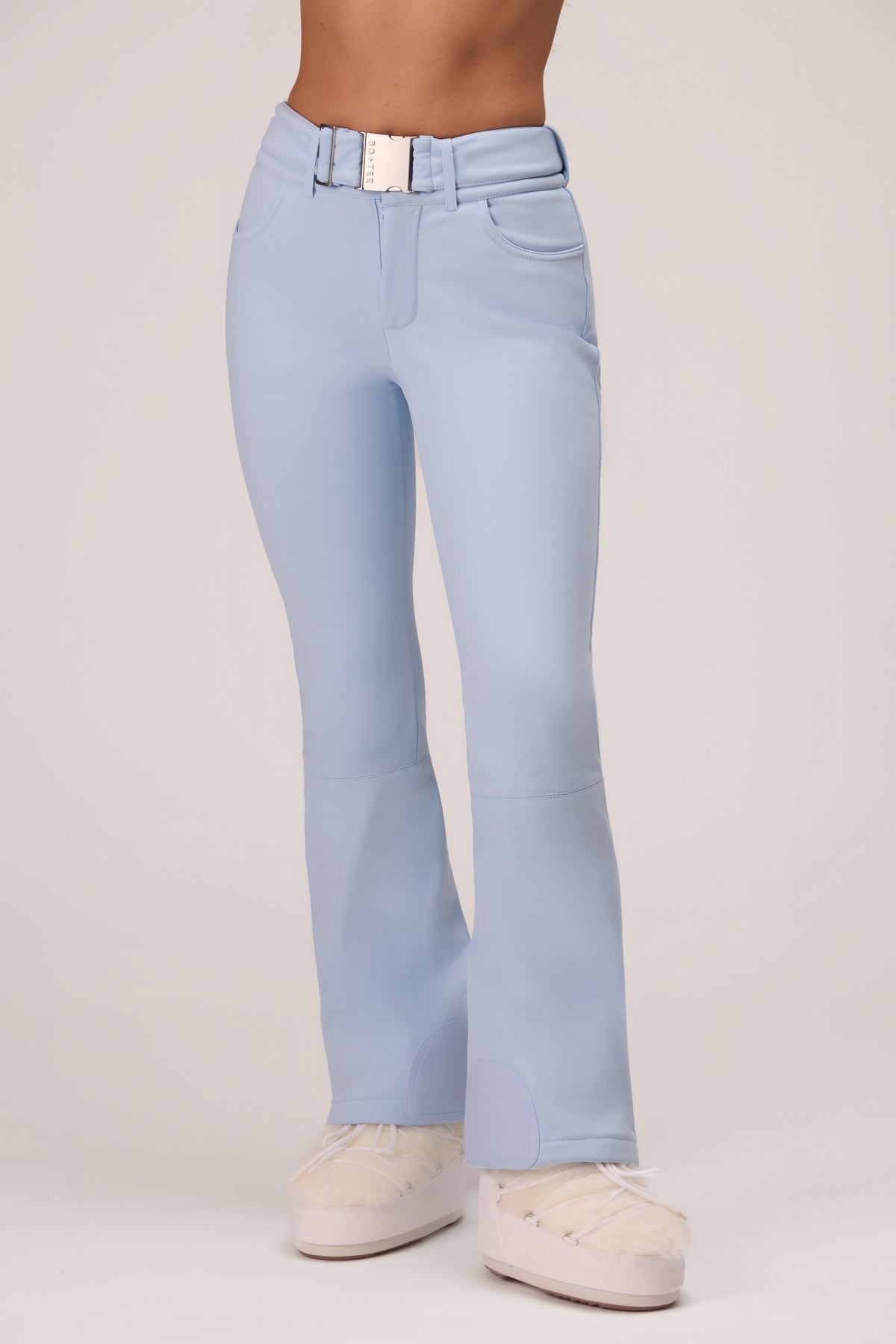 ⁣⁢Wasserabweisende, figurbetonte Latzhose in Puderblau⁤⁣ - 2