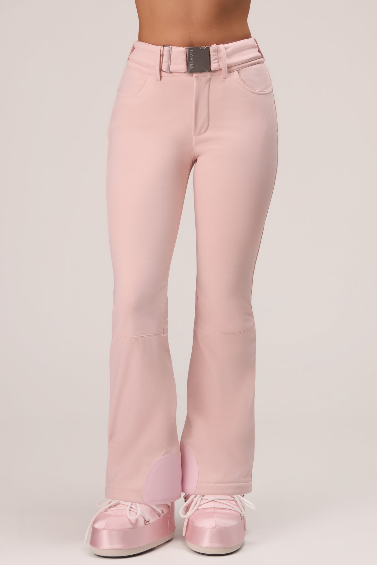 ⁣⁢Wasserabweisende, figurbetonte Latzhose in Puderrosa⁤⁣ - 2