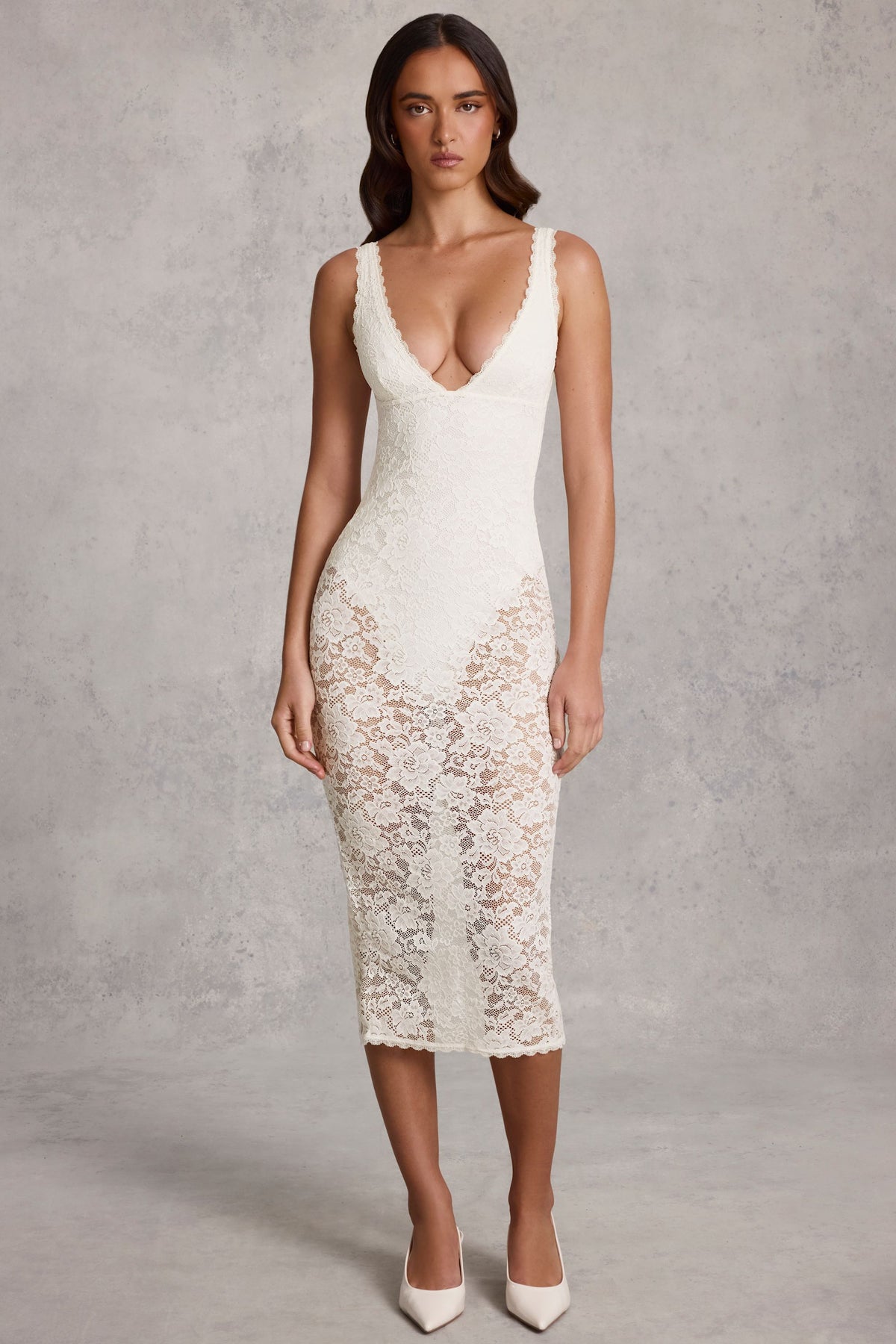 ⁣⁢Transparentes Spitzen-Midaxikleid mit Wellenkante, tiefem Ausschnitt und integriertem Body in Weiß⁤⁣