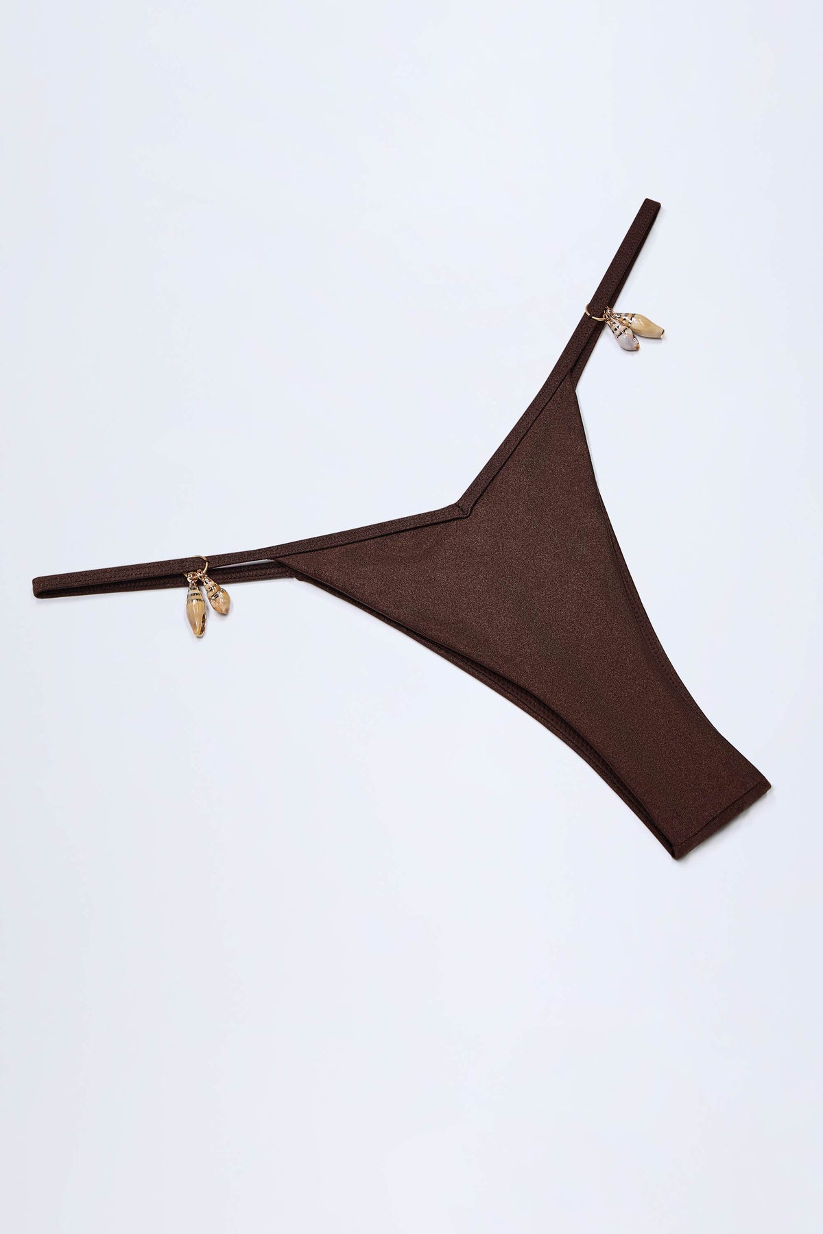 ⁣⁢Tanga-Bikinihose mit Charm-Detail in Dark Chocolate⁤⁣