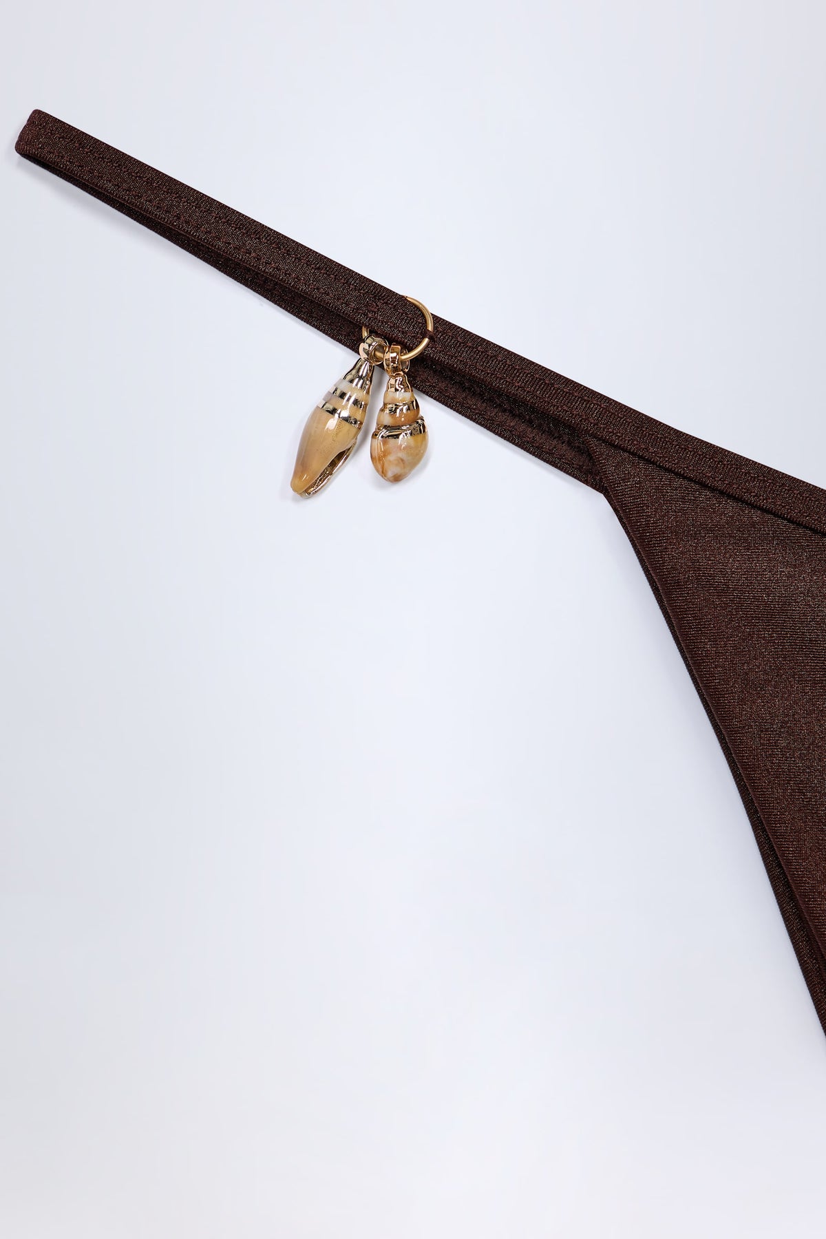 ⁣⁢Tanga-Bikinihose mit Charm-Detail in Dark Chocolate⁤⁣