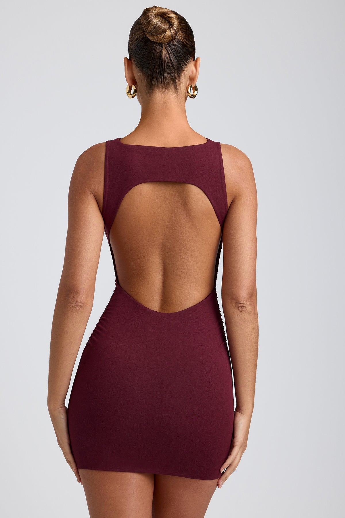 ⁣⁢Hochgeschlossenes rückenfreies Modal-Minikleid in Pflaume⁤⁣