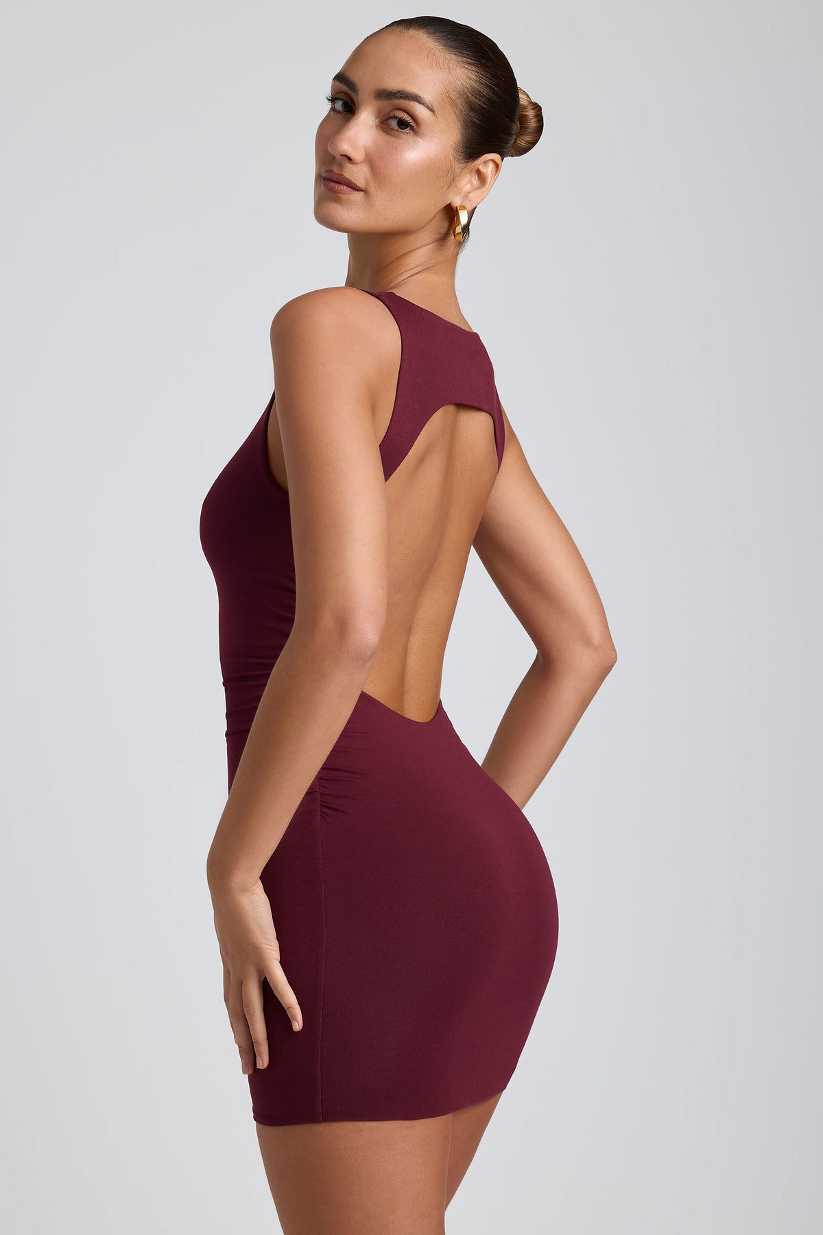 ⁣⁢Hochgeschlossenes rückenfreies Modal-Minikleid in Pflaume⁤⁣