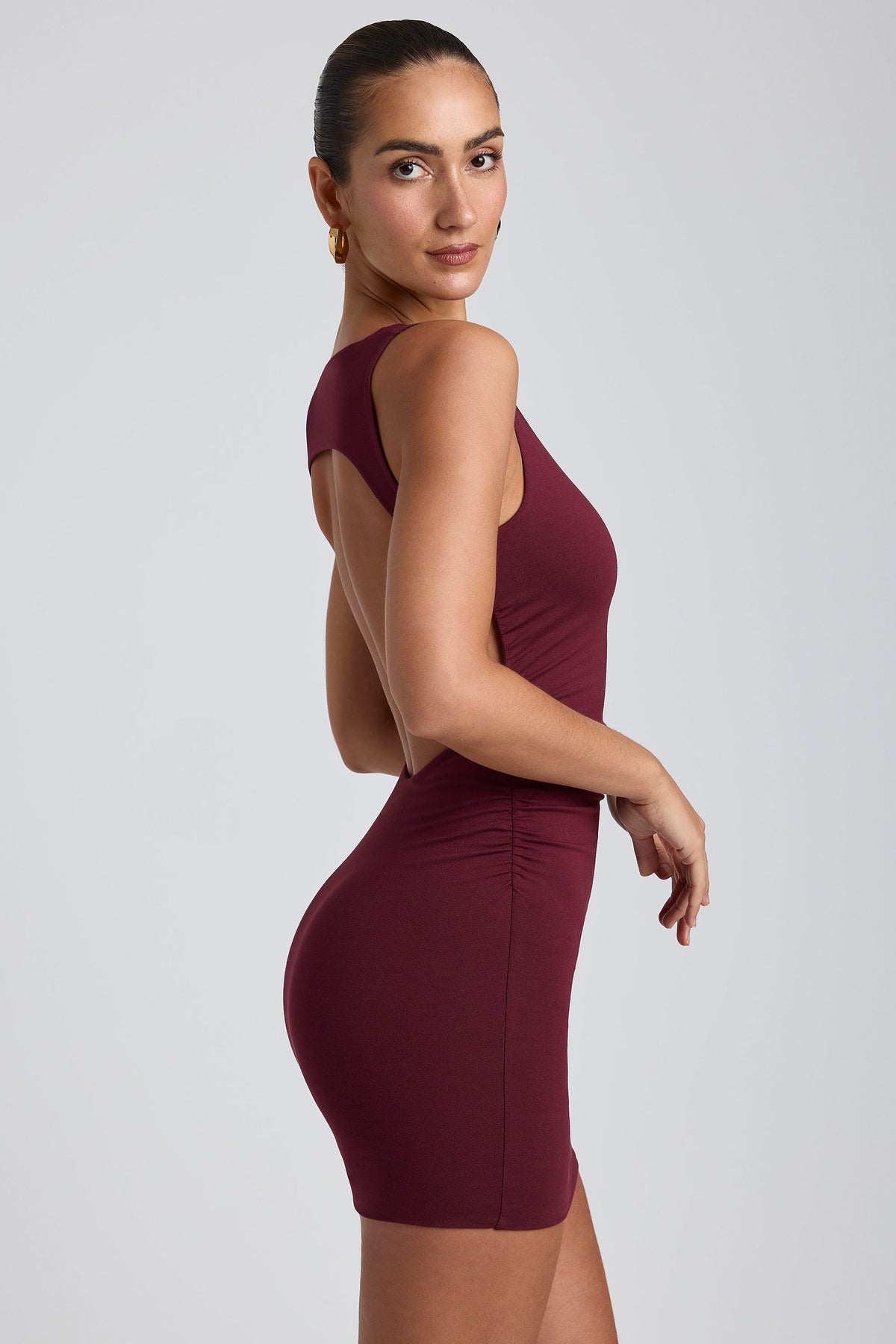 ⁣⁢Hochgeschlossenes rückenfreies Modal-Minikleid in Pflaume⁤⁣