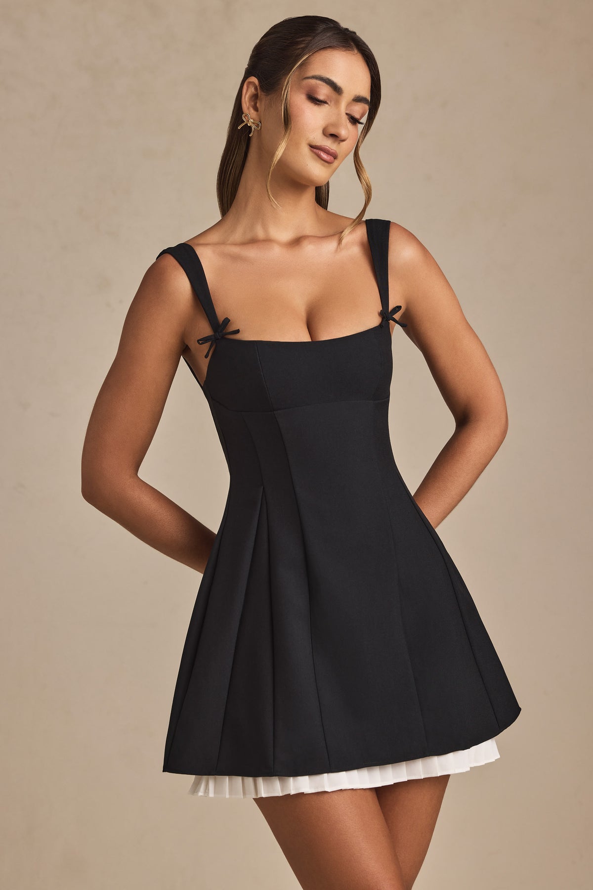 ⁣⁢A-Linien-Minikleid mit Schleifen-Detail und Falten in Schwarz⁤⁣ - 1