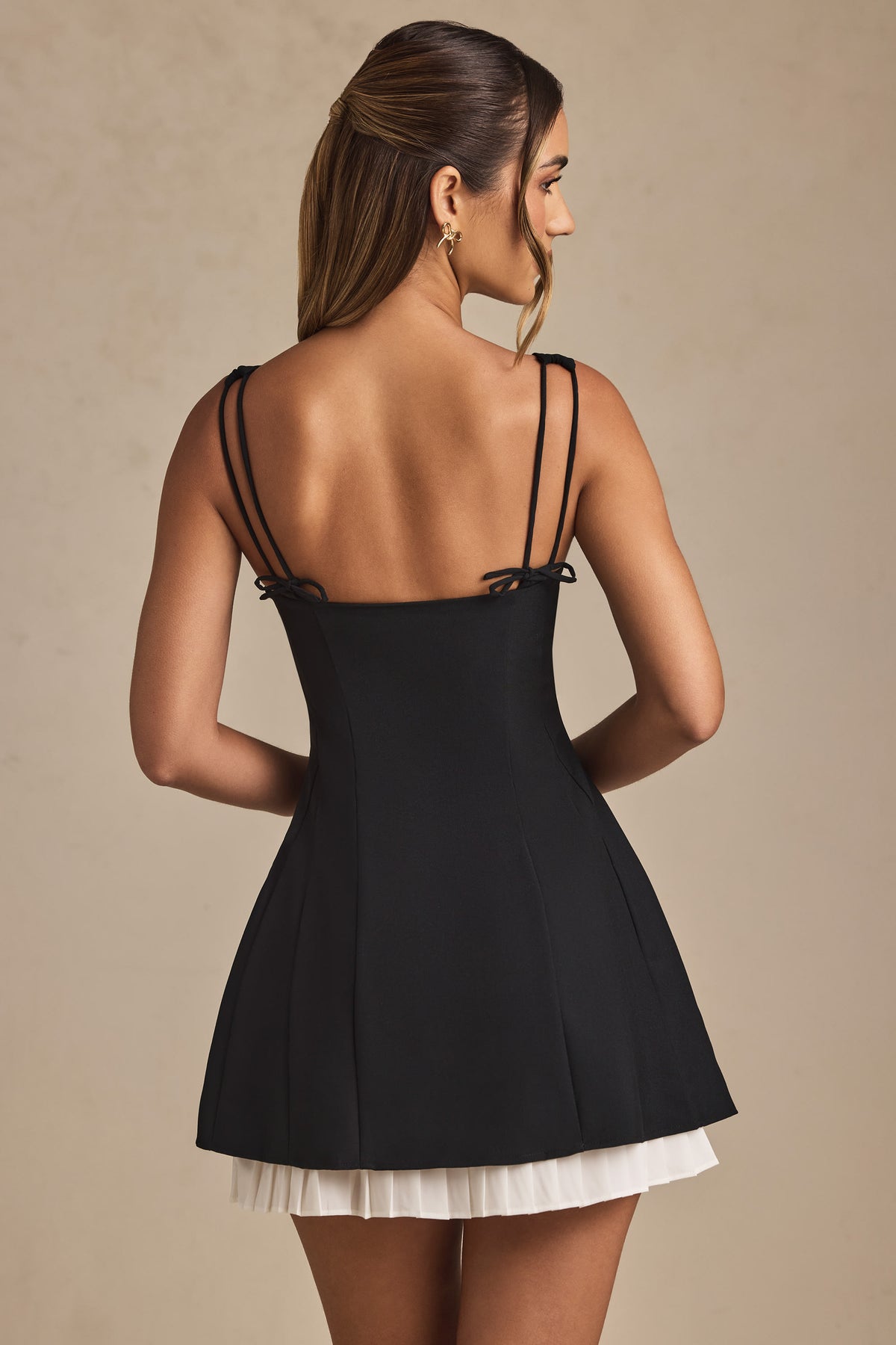 ⁣⁢A-Linien-Minikleid mit Schleifen-Detail und Falten in Schwarz⁤⁣ - 2
