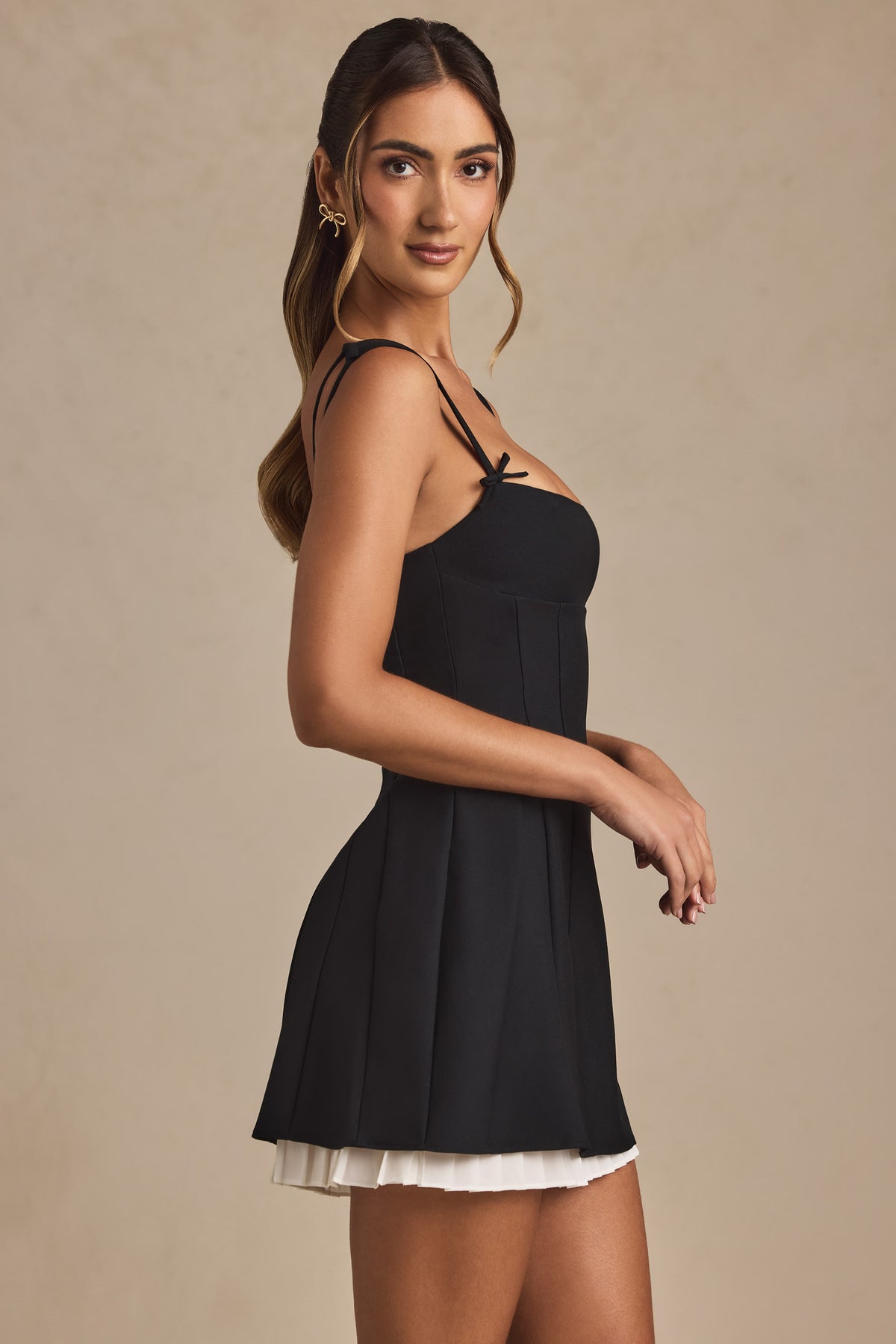⁣⁢A-Linien-Minikleid mit Schleifen-Detail und Falten in Schwarz⁤⁣