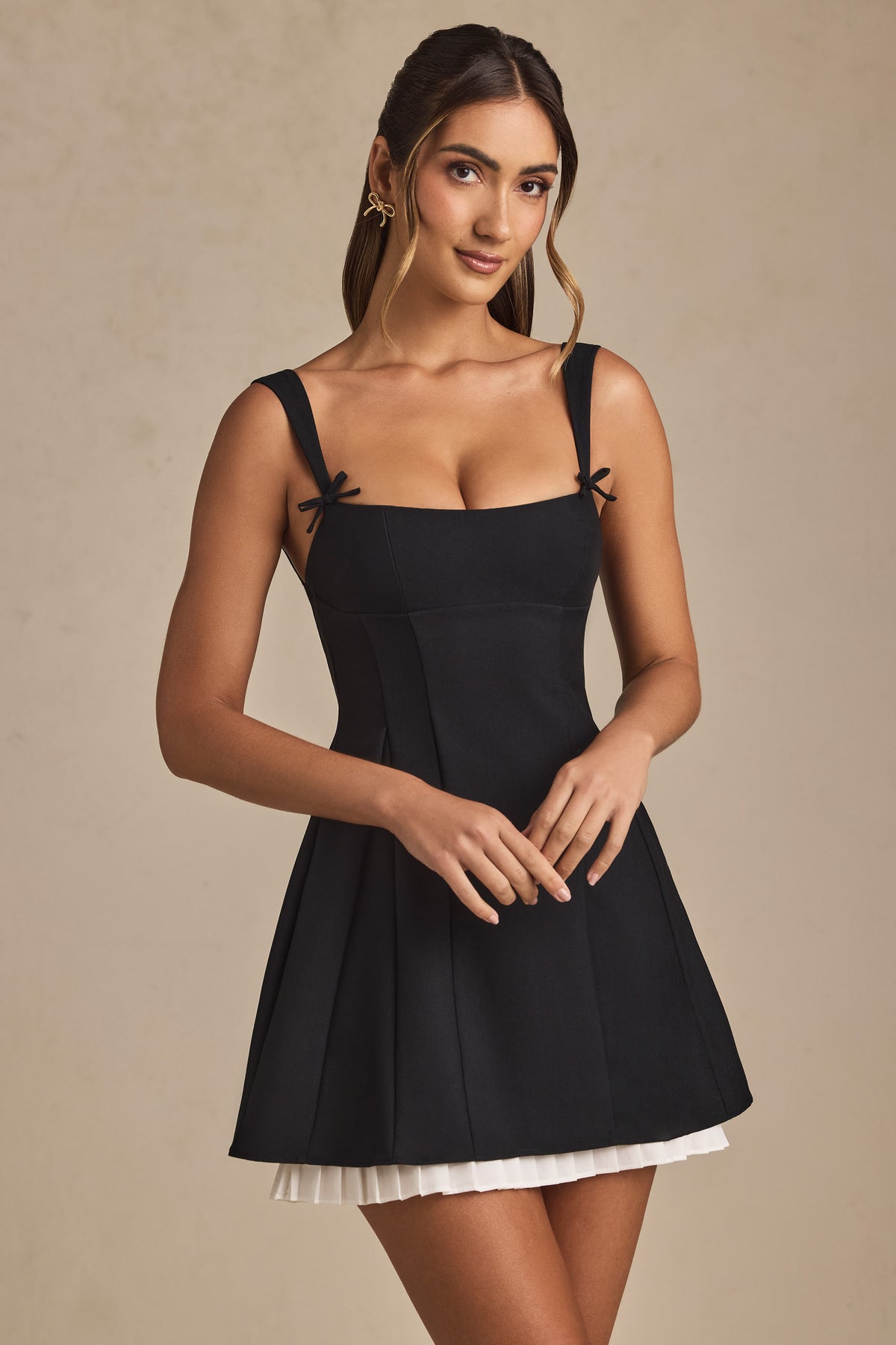 ⁣⁢A-Linien-Minikleid mit Schleifen-Detail und Falten in Schwarz⁤⁣