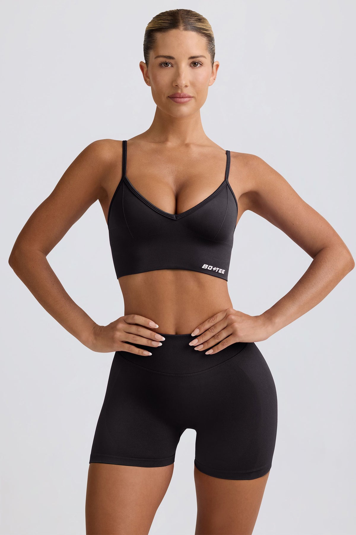 ⁣⁢Define Luxe Mini Shorts in Schwarz⁤⁣