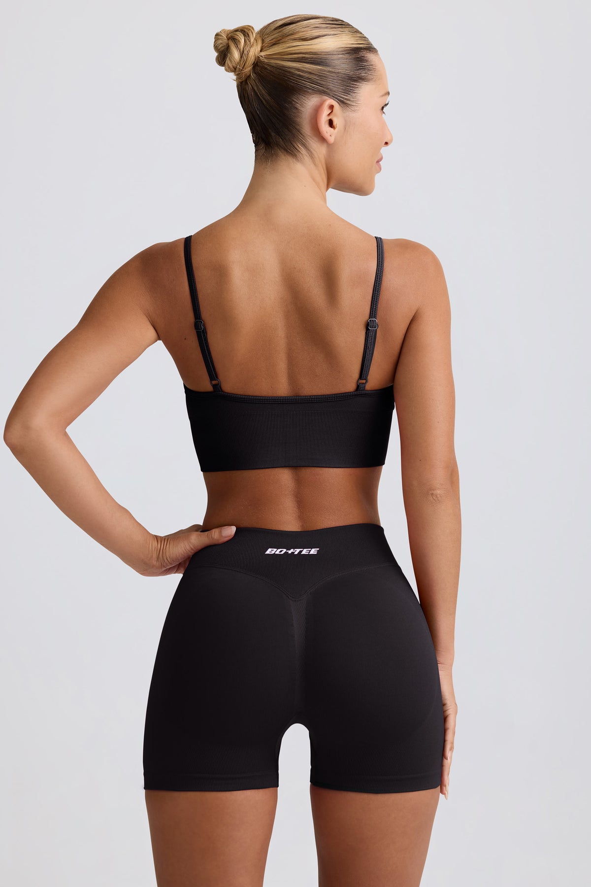 ⁣⁢Define Luxe Mini Shorts in Schwarz⁤⁣