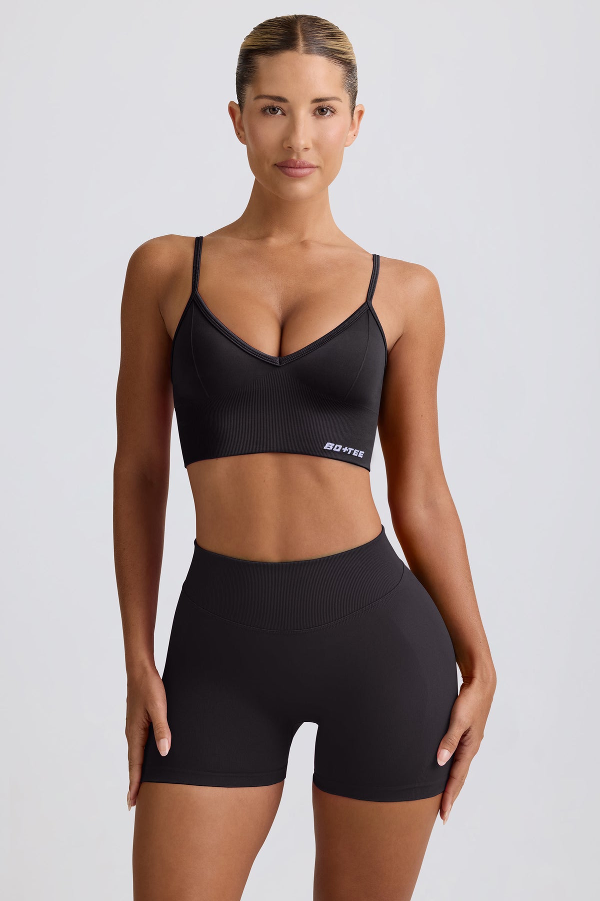 ⁣⁢Define Luxe Mini Shorts in Schwarz⁤⁣