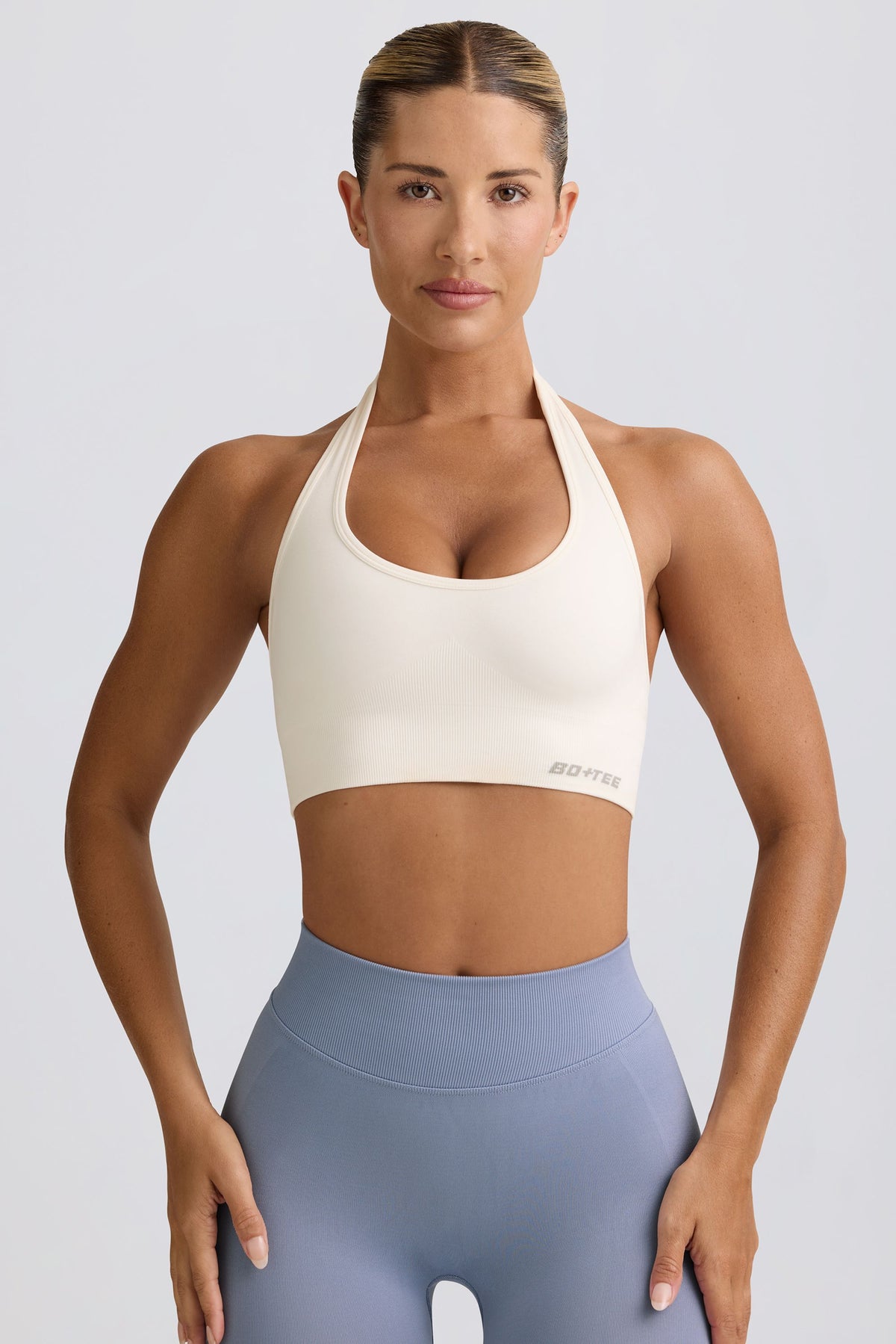 ⁣⁢Define Luxe Halterneck Sports Bra in Weiß⁤⁣