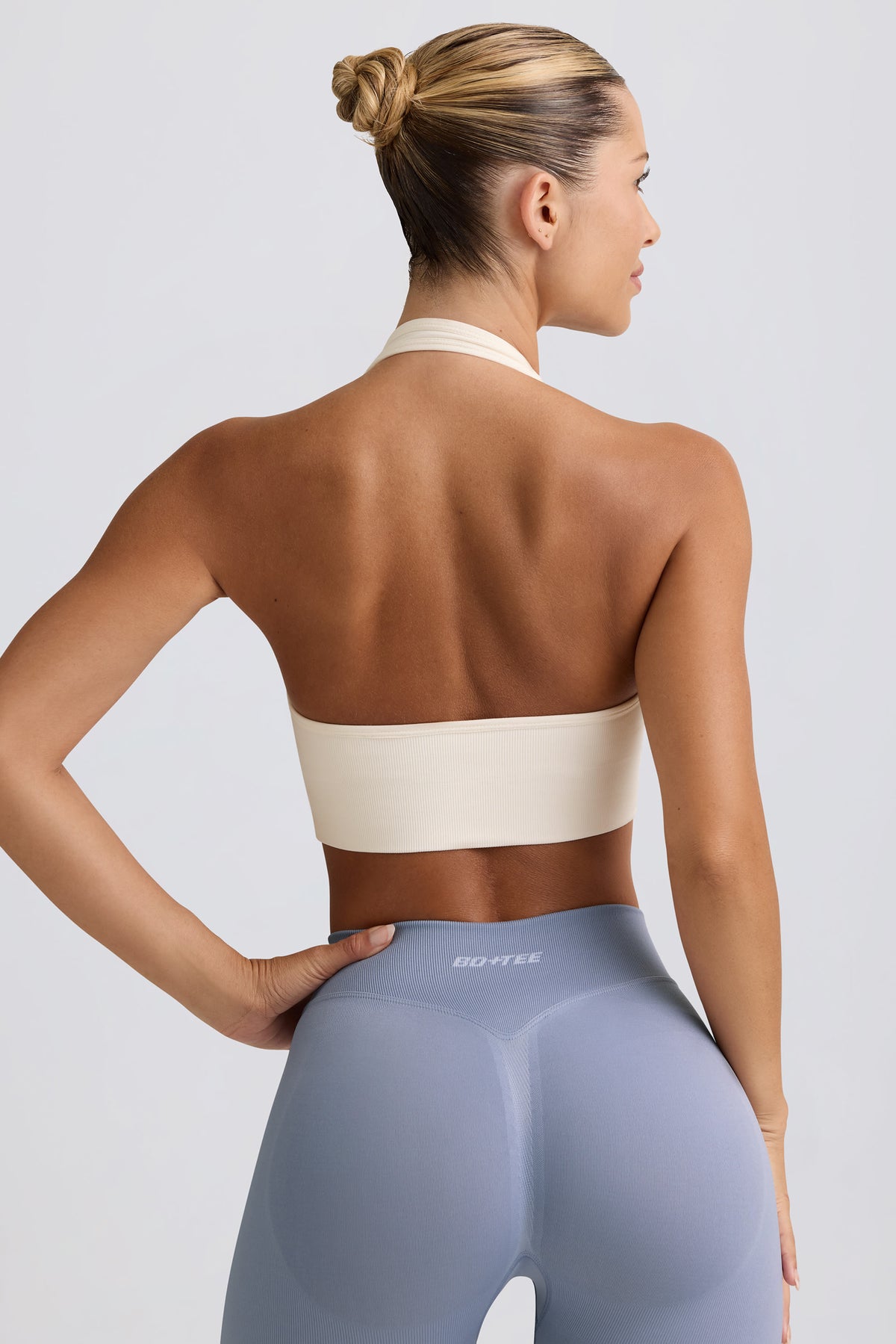 ⁣⁢Define Luxe Halterneck Sports Bra in Weiß⁤⁣