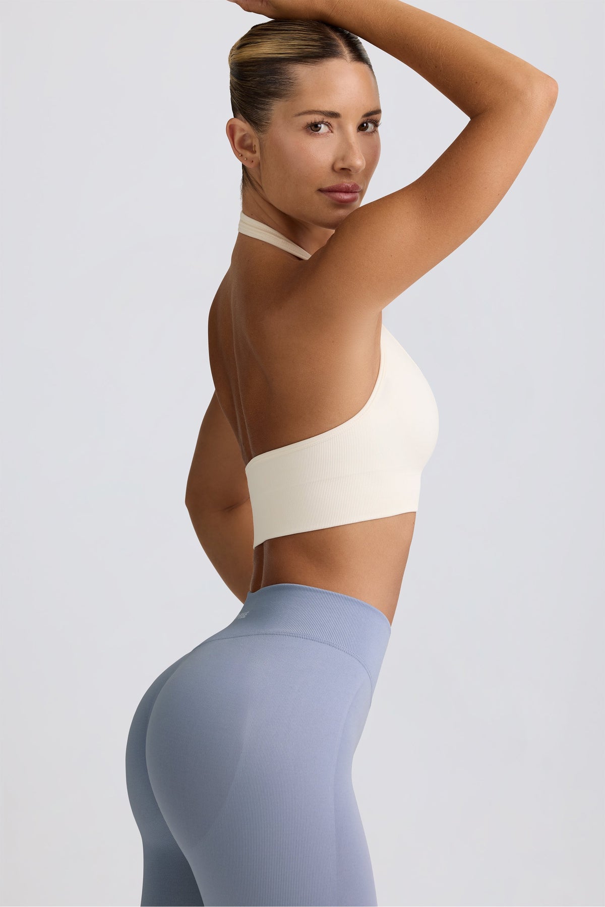 ⁣⁢Define Luxe Halterneck Sports Bra in Weiß⁤⁣
