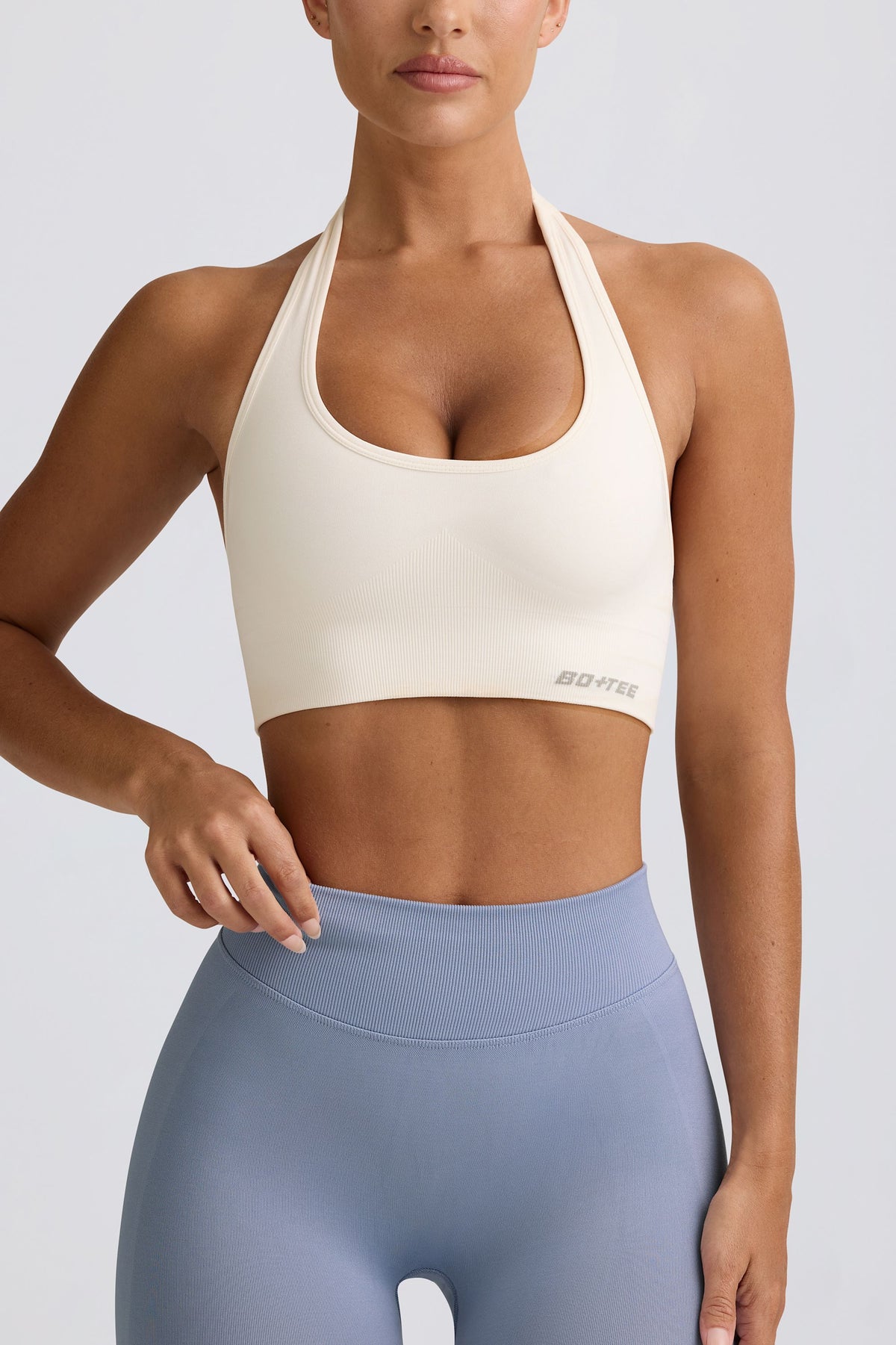 ⁣⁢Define Luxe Halterneck Sports Bra in Weiß⁤⁣