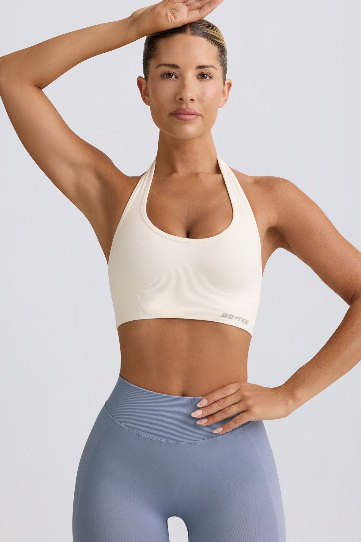 ⁣⁢Define Luxe Halterneck Sports Bra in Weiß⁤⁣