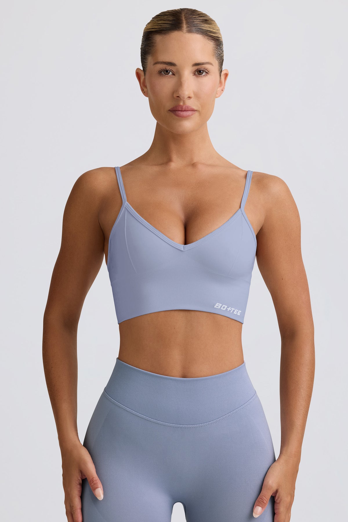 ⁣⁢Define Luxe Sport-BH mit V-Ausschnitt in Graublau⁤⁣