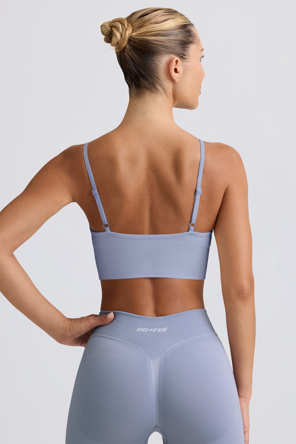 ⁣⁢Define Luxe Sport-BH mit V-Ausschnitt in Graublau⁤⁣