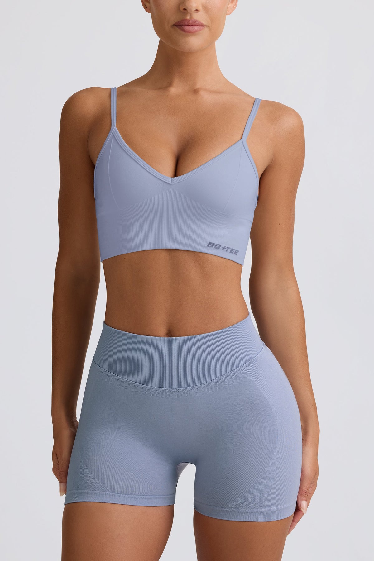 ⁣⁢Define Luxe Sport-BH mit V-Ausschnitt in Graublau⁤⁣