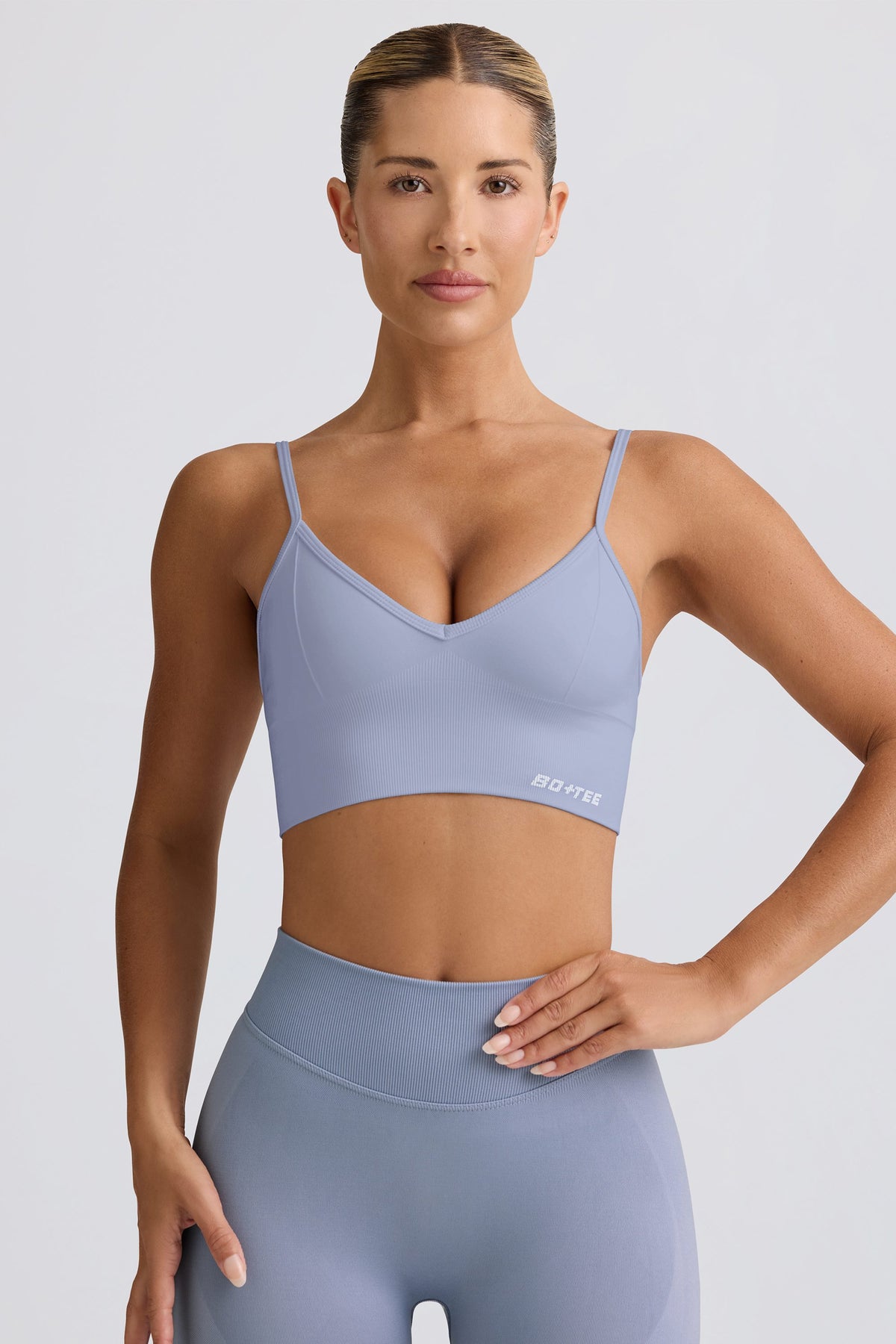 ⁣⁢Define Luxe Sport-BH mit V-Ausschnitt in Graublau⁤⁣