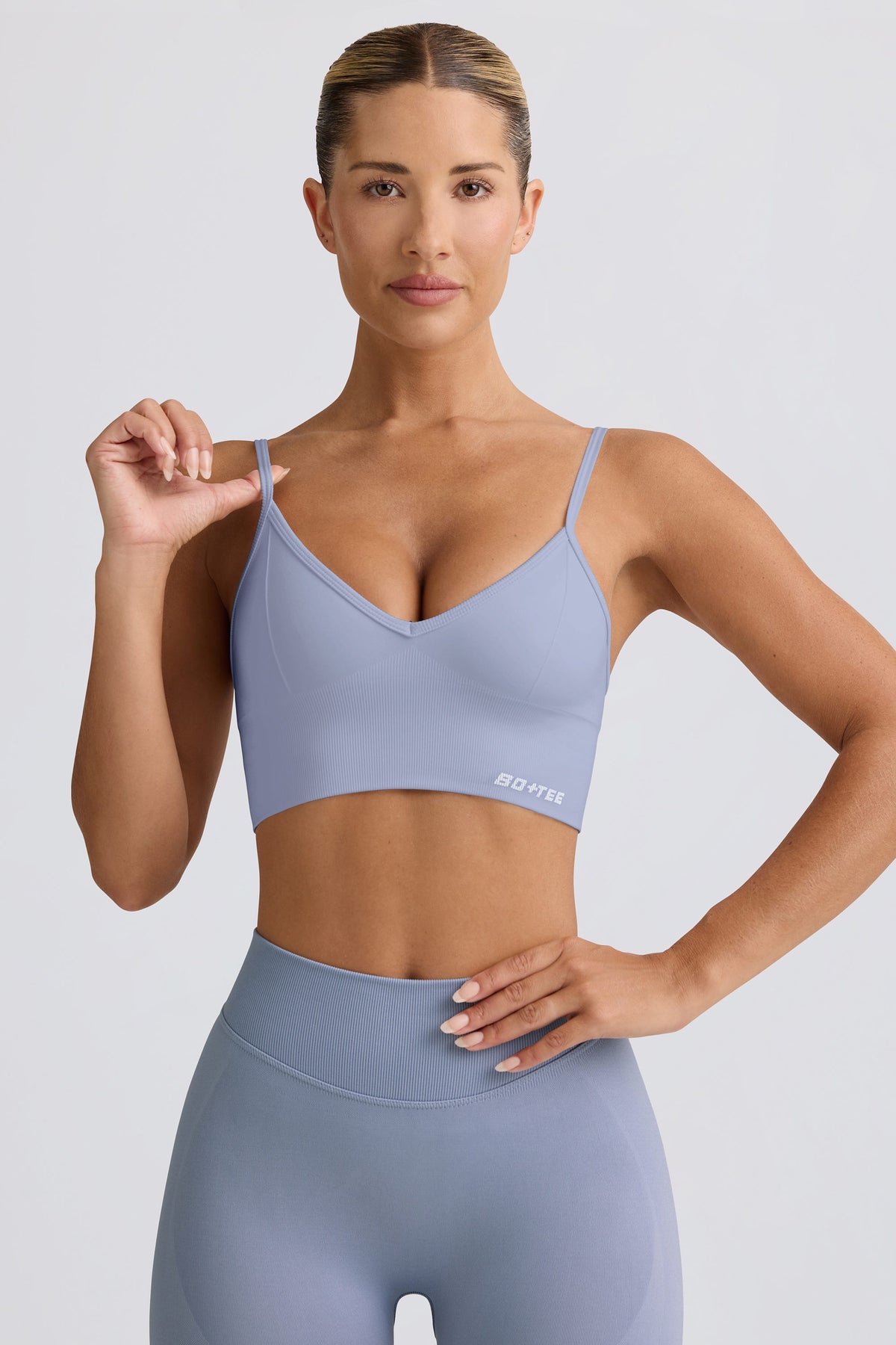 ⁣⁢Define Luxe Sport-BH mit V-Ausschnitt in Graublau⁤⁣