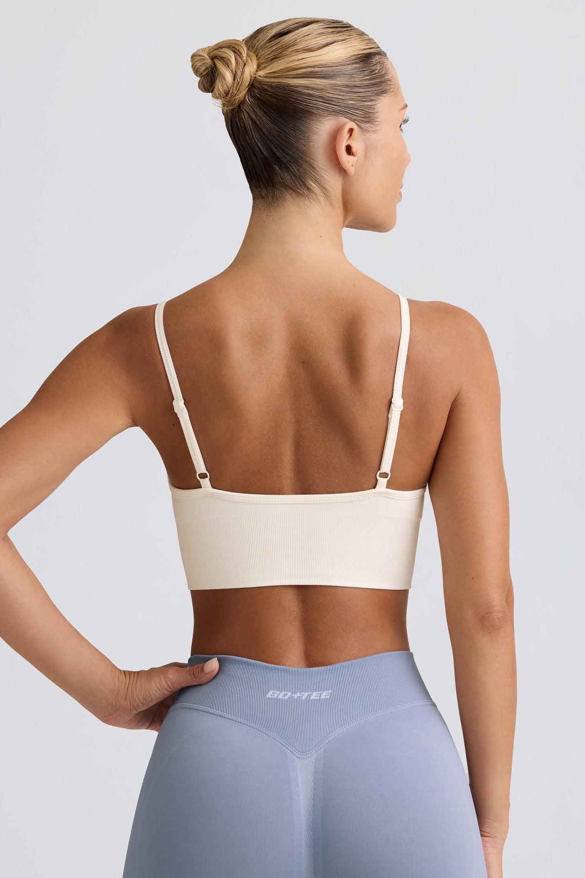 ⁣⁢Define Luxe Sport-BH mit V-Ausschnitt in Weiß⁤⁣