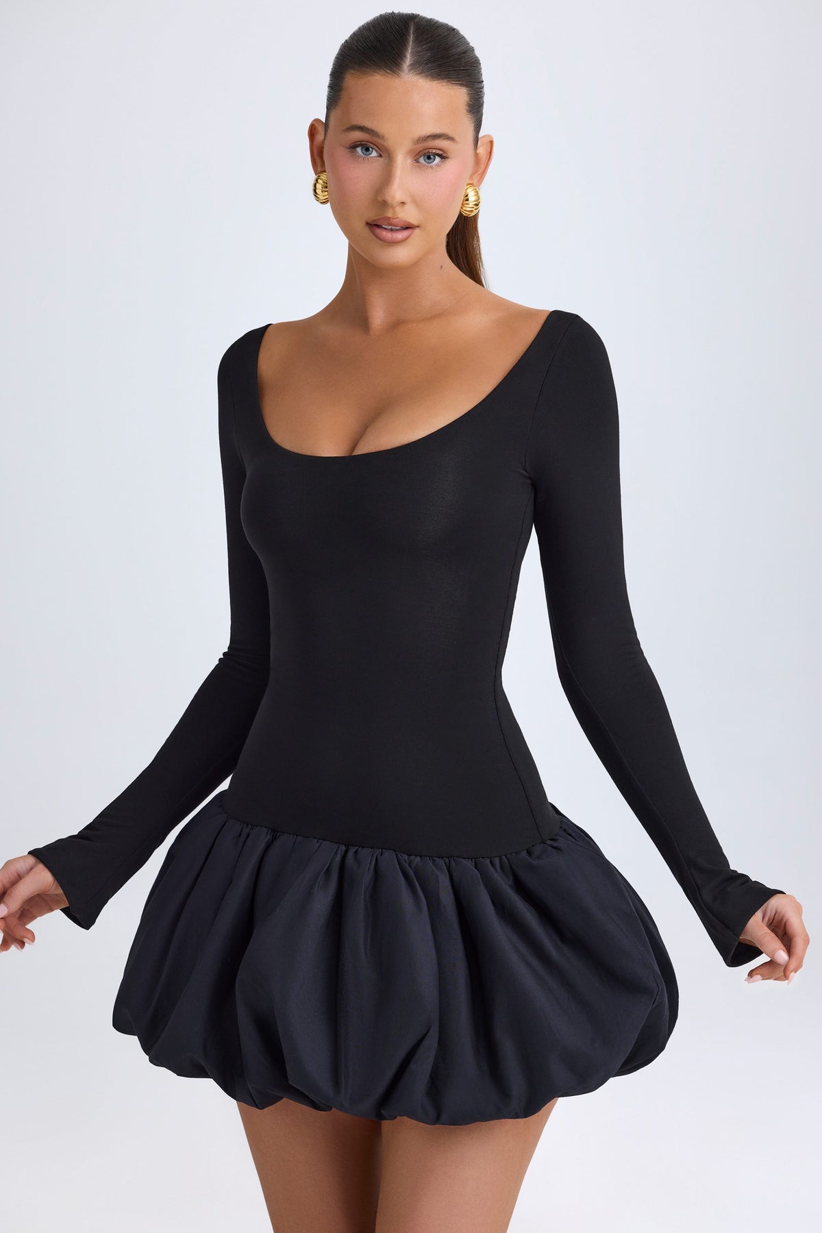 ⁣⁢Modal-Minikleid mit tiefem Rundhalsausschnitt, tief angesetzter Taille und Ballonsaum in Schwarz⁤⁣