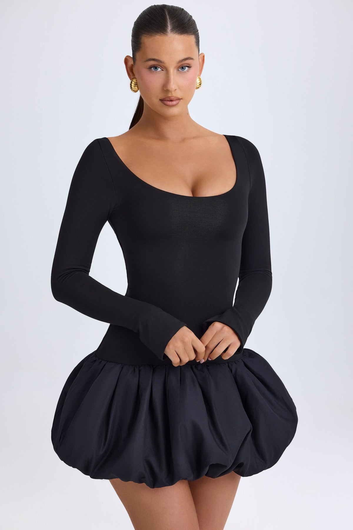 ⁣⁢Modal-Minikleid mit tiefem Rundhalsausschnitt, tief angesetzter Taille und Ballonsaum in Schwarz⁤⁣