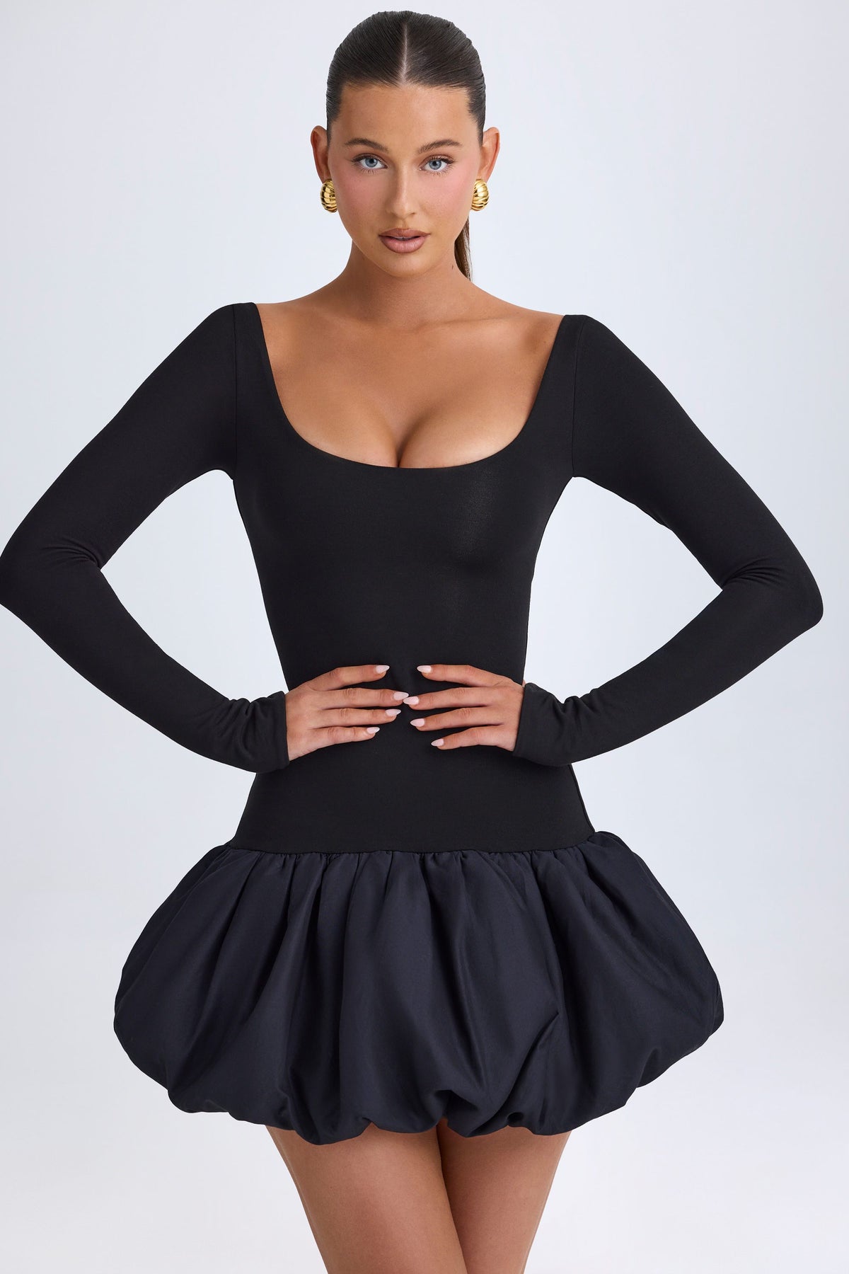 ⁣⁢Modal-Minikleid mit tiefem Rundhalsausschnitt, tief angesetzter Taille und Ballonsaum in Schwarz⁤⁣