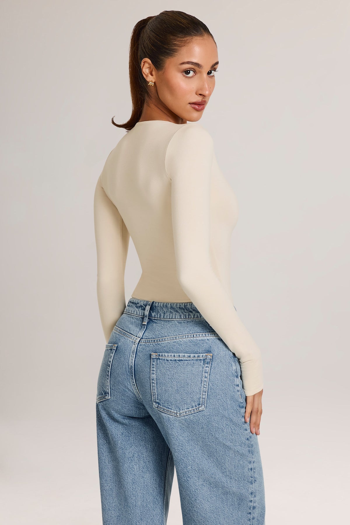 ⁣⁢Modal-Langarm-Body mit tiefem Ausschnitt in Elfenbein⁤⁣
