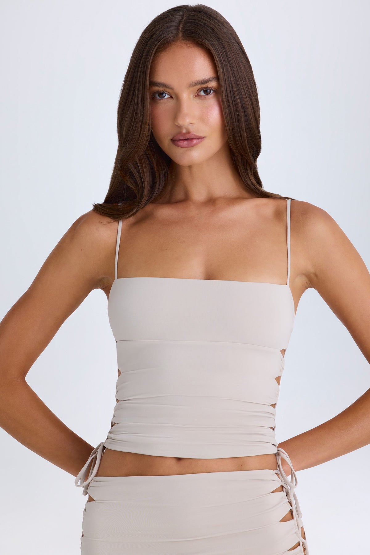 ⁣⁢Gerafftes Cut-out-Oberteil in Taupe⁤⁣