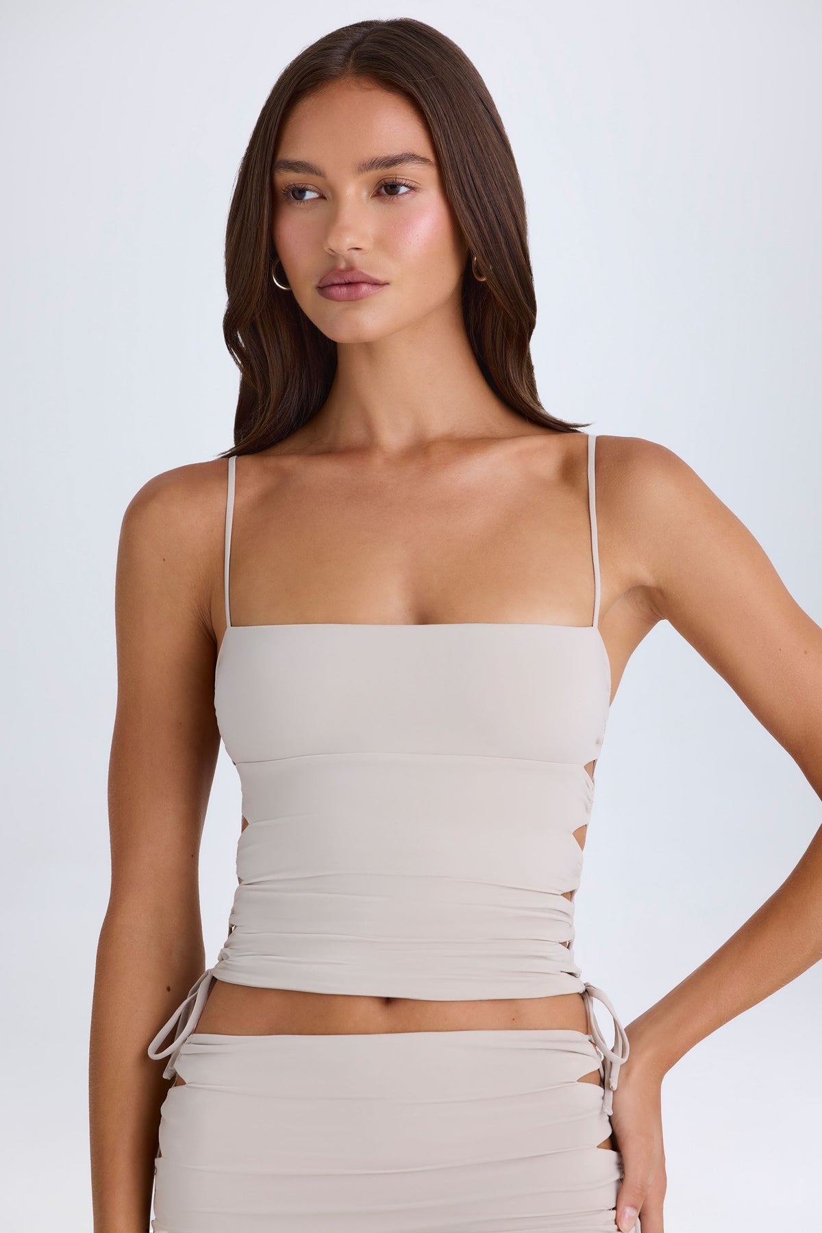 ⁣⁢Gerafftes Cut-out-Oberteil in Taupe⁤⁣